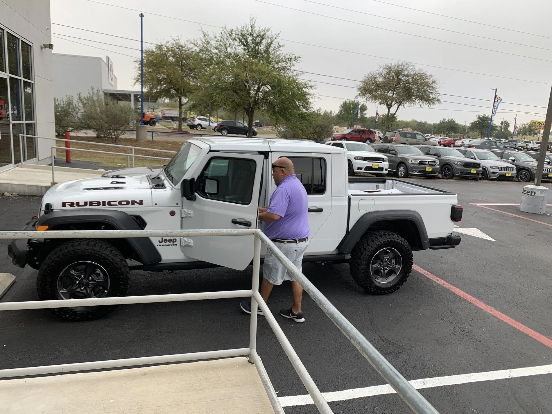 Jeep Gladiator WTS - Stock Rubicon Wheels and 33” Falken MT’s FA3639EC-25EA-48FE-A51F-D8533E479C00