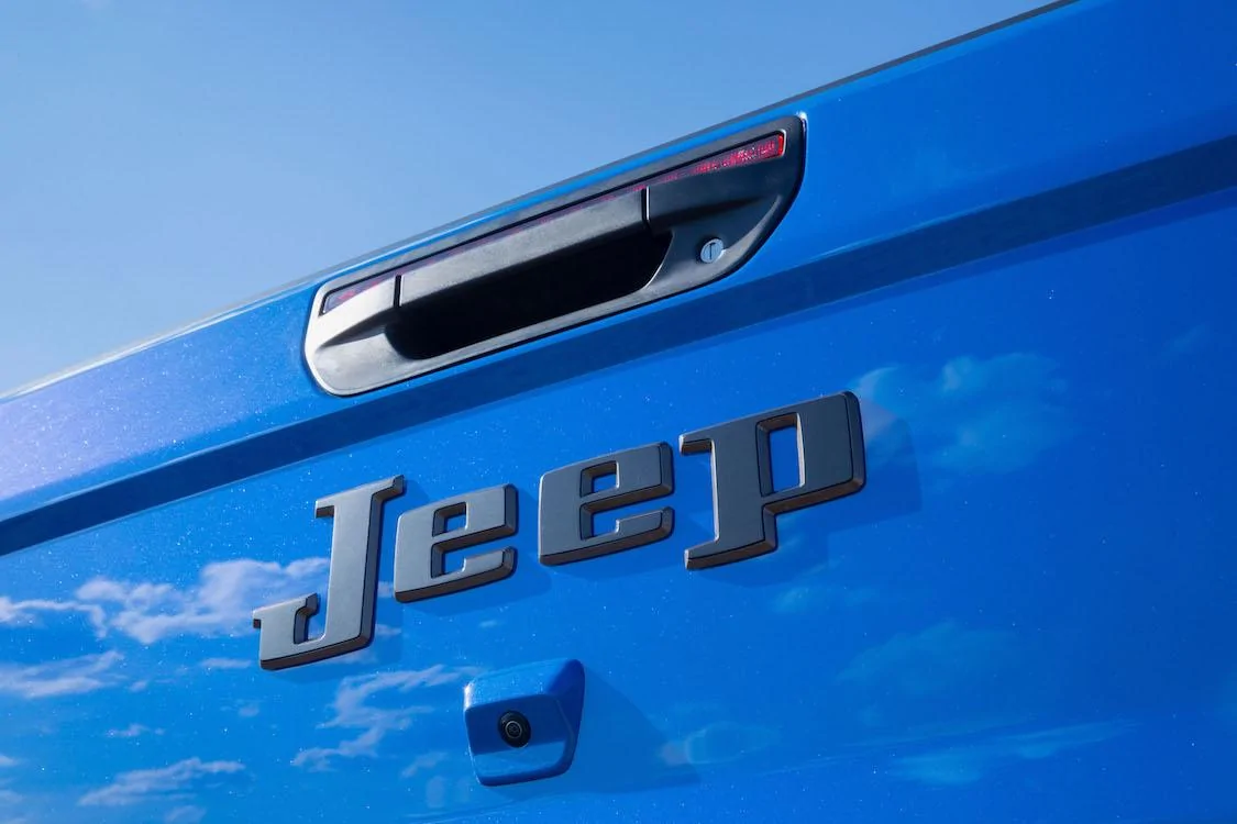 Jeep Gladiator Anyone thought about removing the tailgate sport decal? Jeep-Moab-tailgat