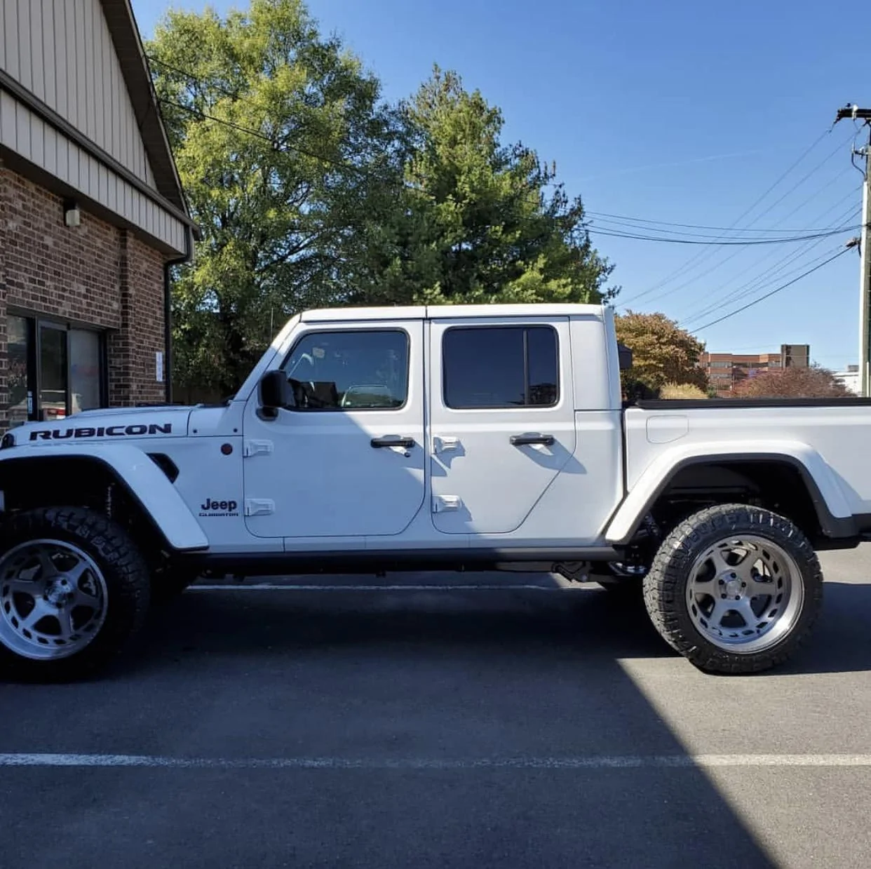 Jeep Gladiator BRIGHT WHITE Gladiator JT Club 6A8AFAB8-5668-488F-9114-E7498FA90949