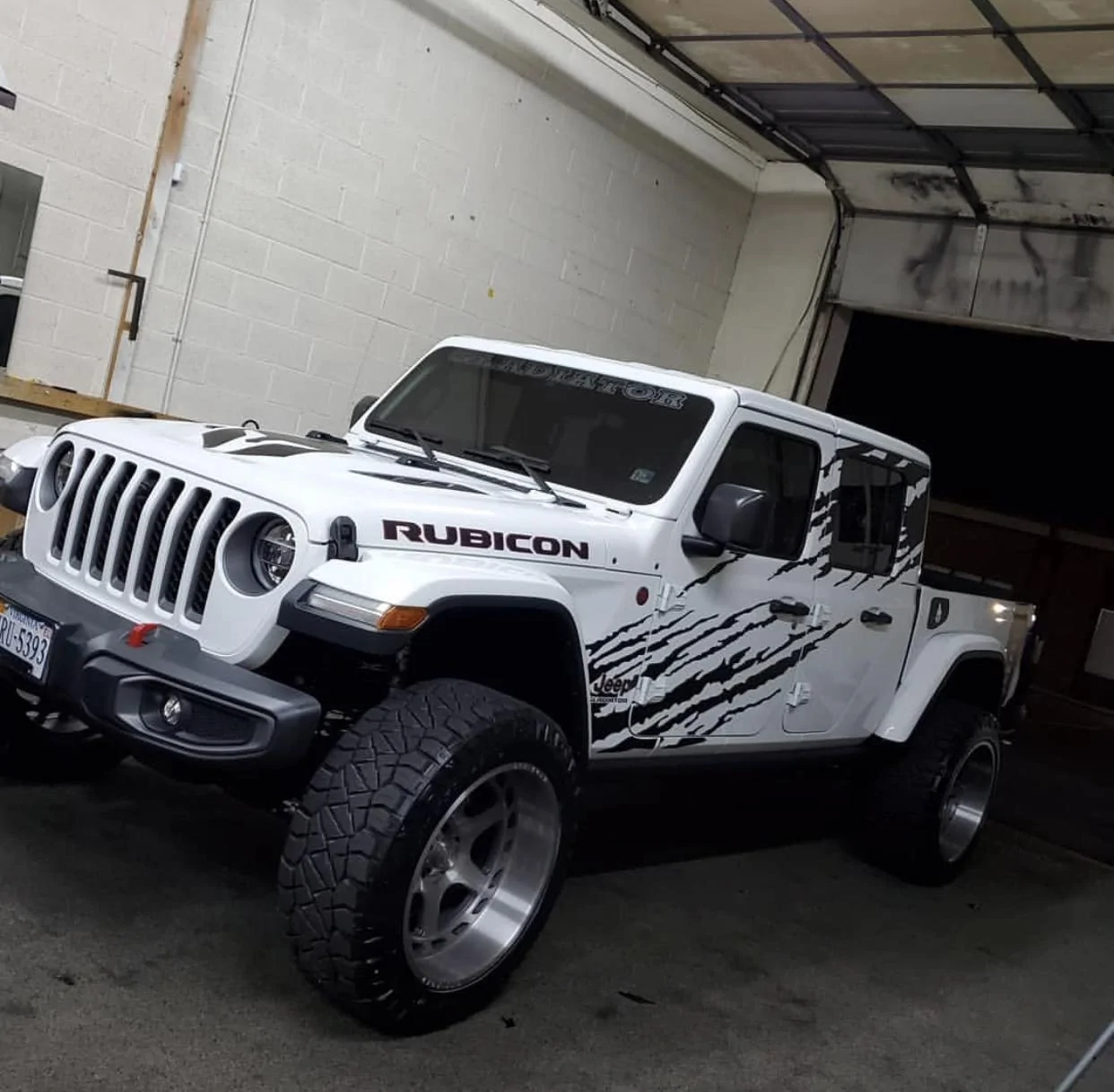 Jeep Gladiator BRIGHT WHITE Gladiator JT Club 8C65DB76-2325-4AD3-945B-4769CD6E3339