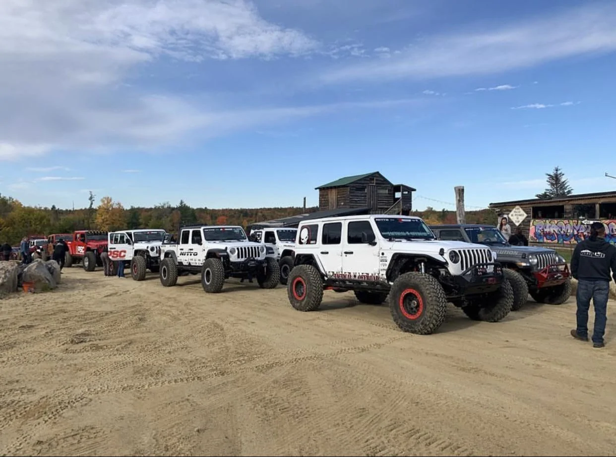 Jeep Gladiator Jeeps Parking Next To Jeeps D1E12F33-9929-4814-952A-D46163748970