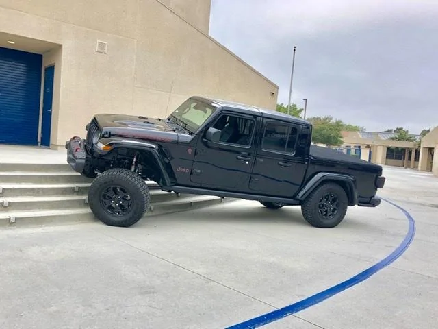 Jeep Gladiator Gladiator Flex pictures 7F6111E4-4B6A-48E9-BA22-1685012763D3