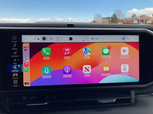Jeep Gladiator Short review of my new 2024 JTR AT versus the 2022 JTR: the good and not so good carplayscreen