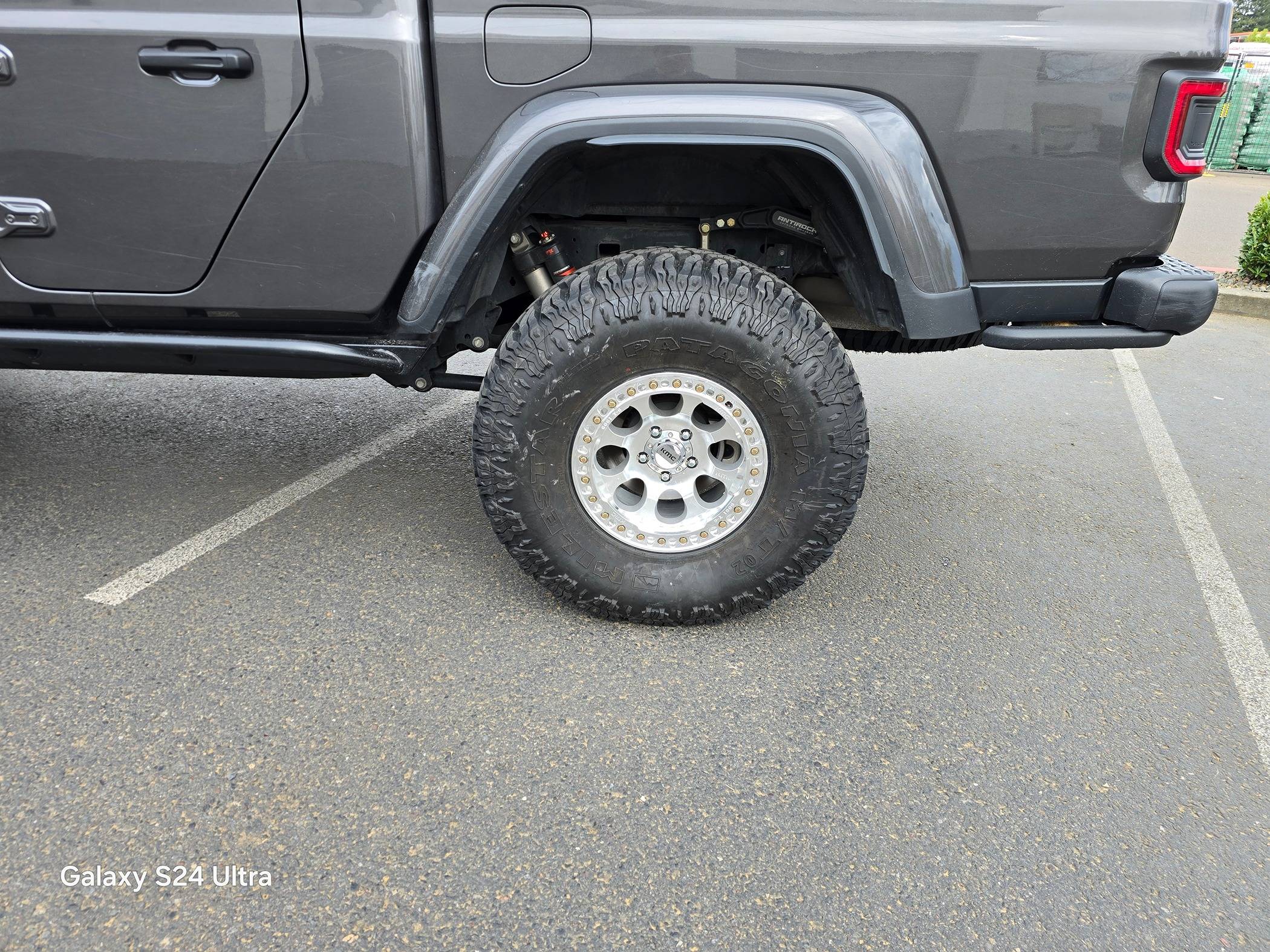 Jeep Gladiator Kmc Riot beadlock wheels 20240413_172037