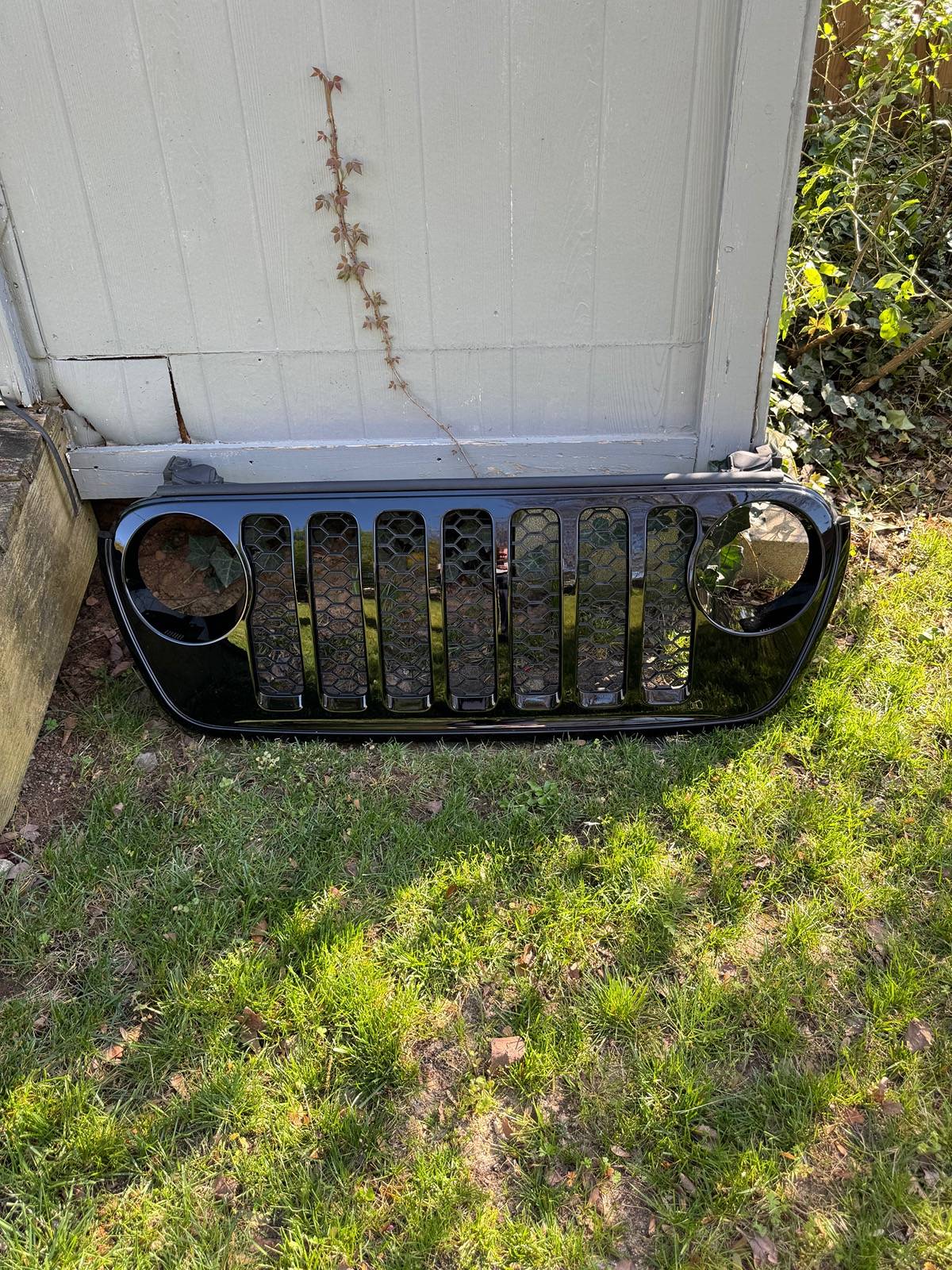 Jeep Gladiator Mopar satin black grill $150 IMG_1068