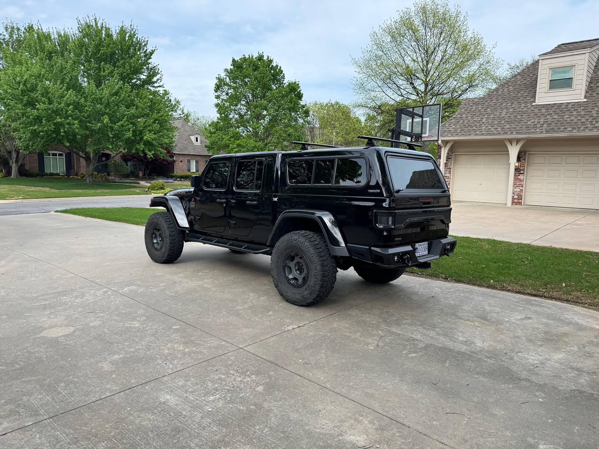 Jeep Gladiator Venturous Ozark Bed Cap IMG_0058