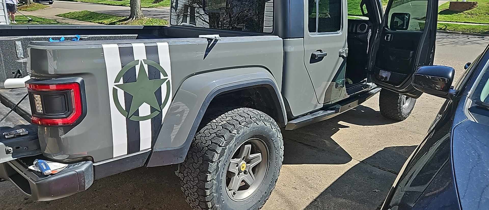 Jeep Gladiator Show me your bed/tail stripes! received_1614788945947085