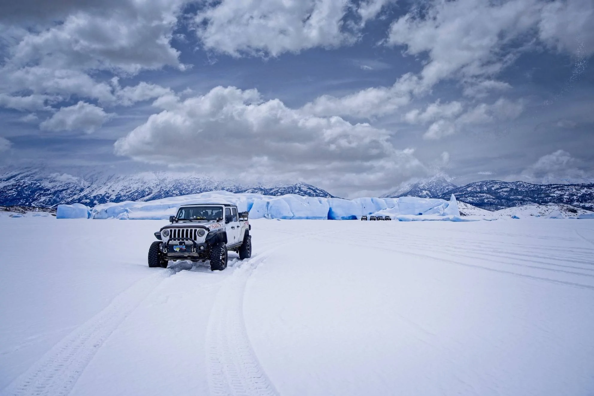 Jeep Gladiator Alaska Knik Glacier lak
