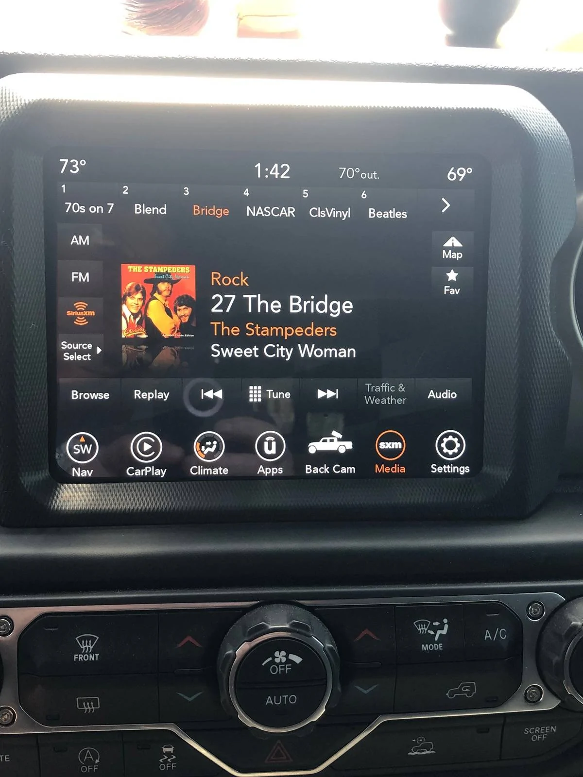 Jeep Gladiator 8.4 UConnect radio IMG_3930