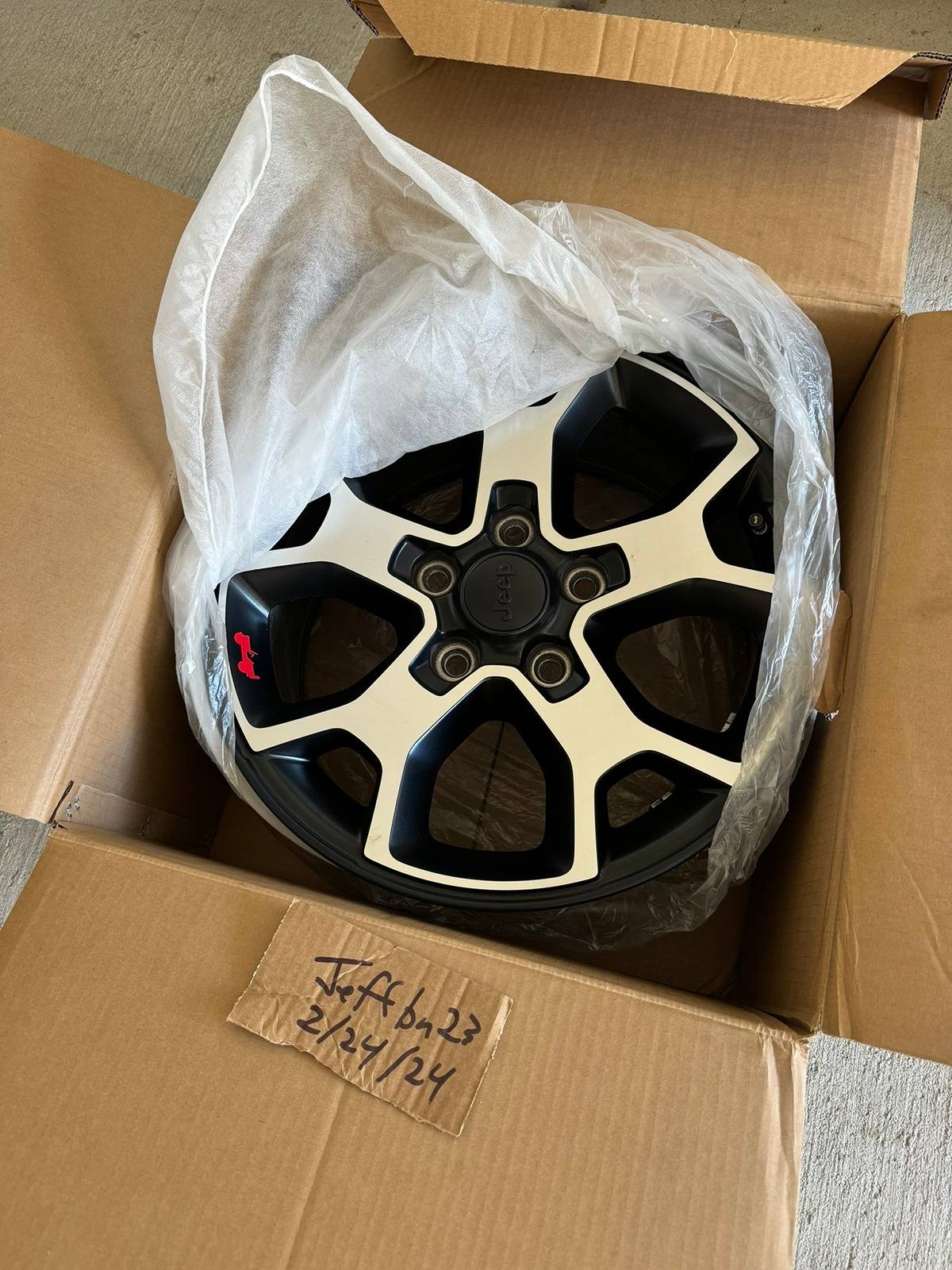 Jeep Gladiator FS: Genuine Mopar 17" Rubicon Alloy Wheels w/ TPMS IMG_1379.JPEG