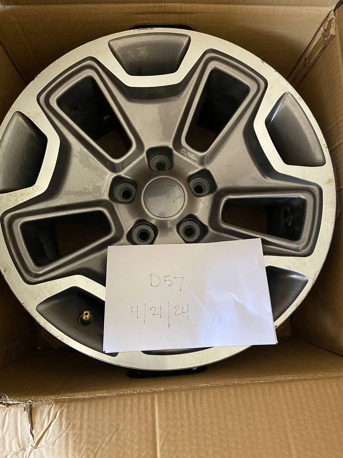 Jeep Gladiator Quadratec Hardrock Gunmetal wheels 17 x 8.5 - 6 mo old IMG_7574
