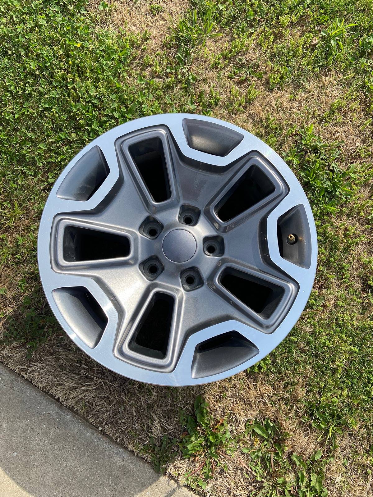 Jeep Gladiator Quadratec Hardrock Gunmetal wheels 17 x 8.5 - 6 mo old IMG_7559