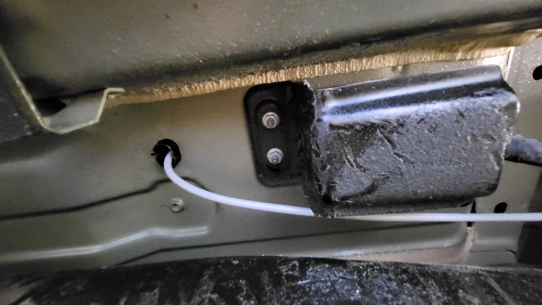 Jeep Gladiator Found new way to get coax/wire from cab to bed. 20240422_143447
