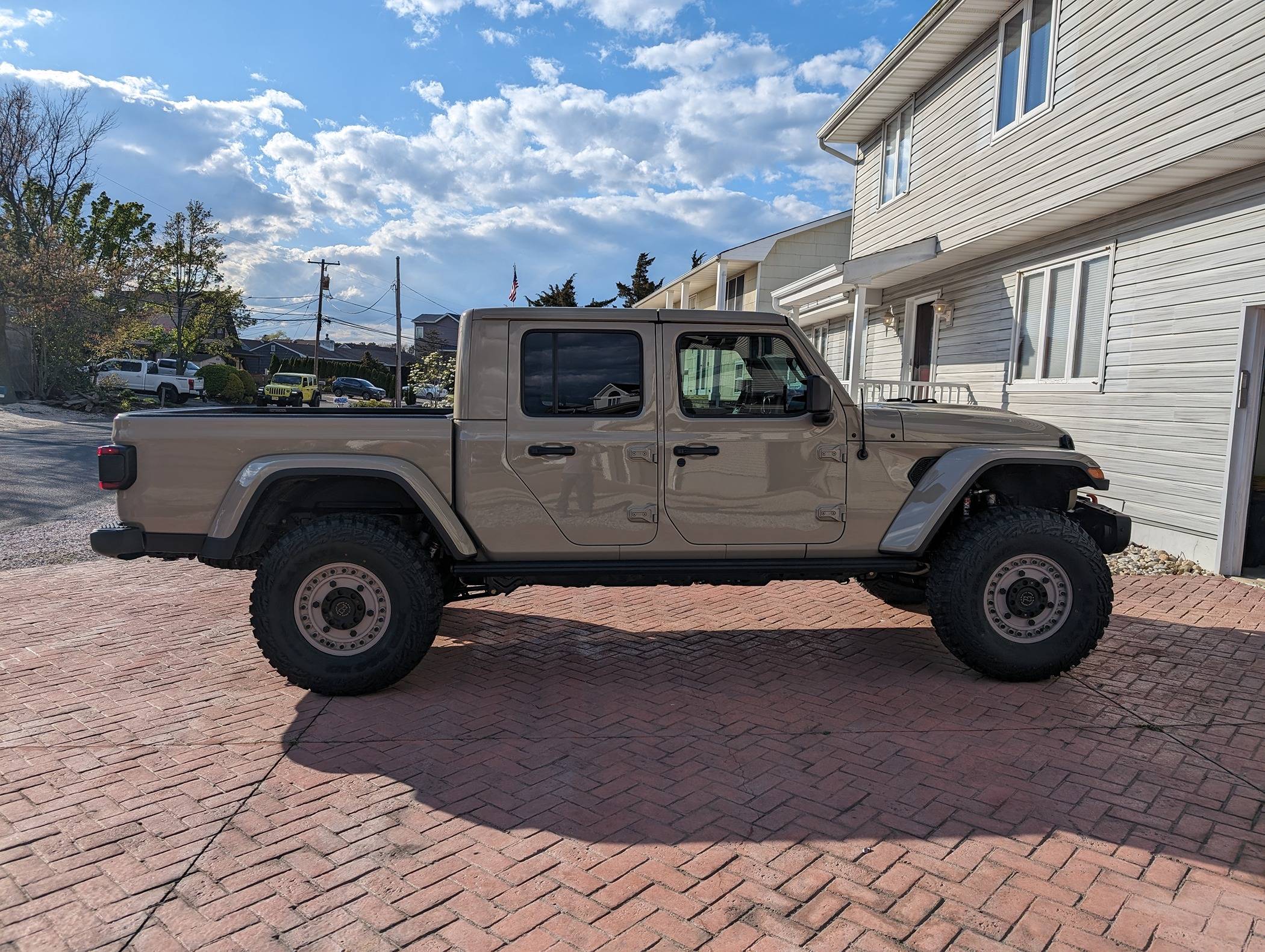 Jeep Gladiator New 37" Mud Hogs .. PXL_20240424_213518106.MP