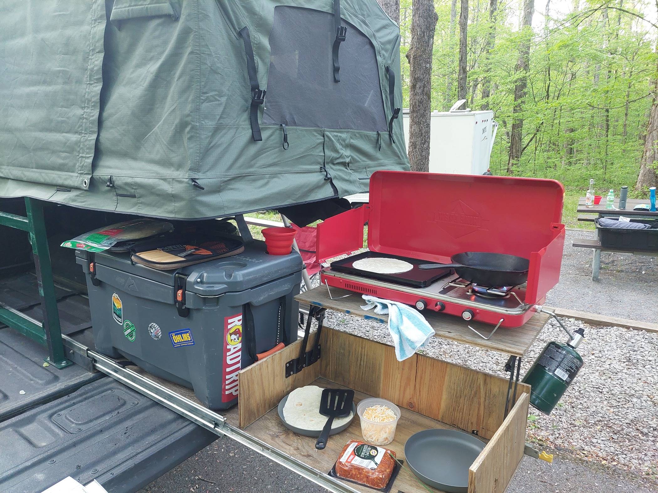 Jeep Gladiator 22 Mojave overlanding build with RTT and Motorcycle Cosby camp kitchen