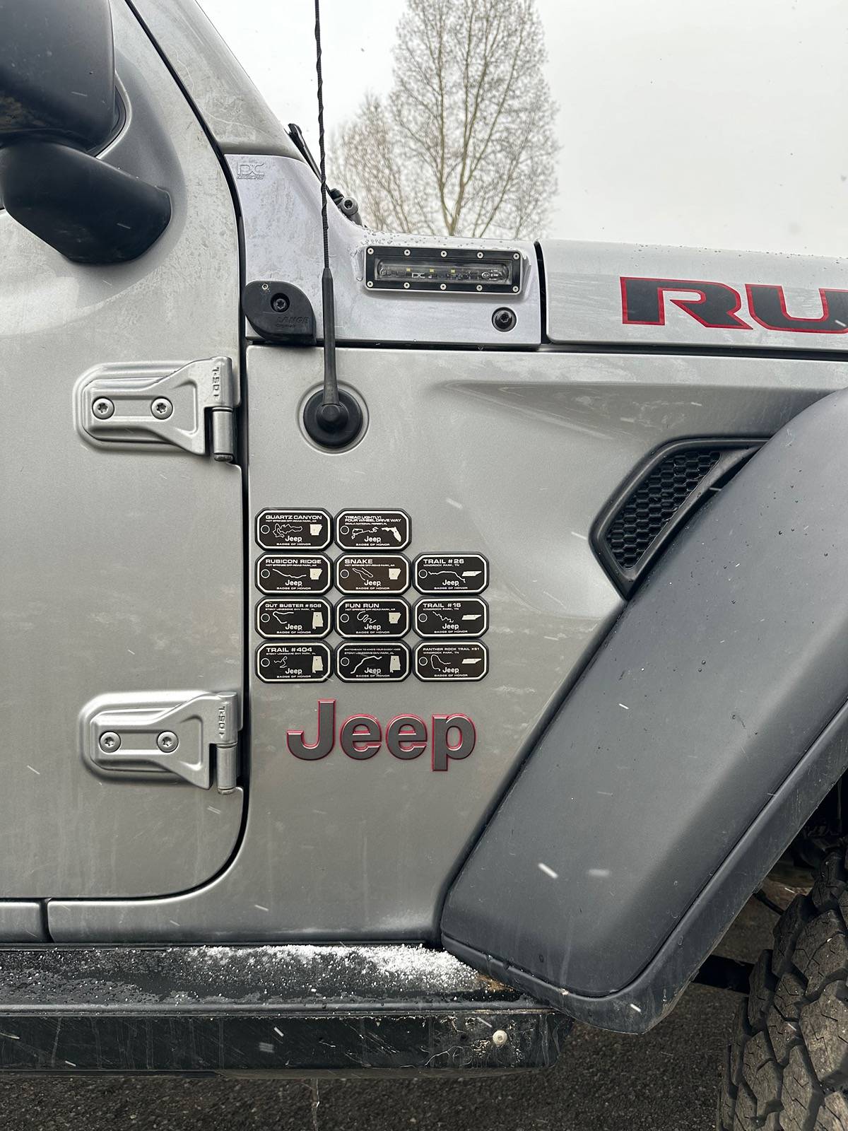 Jeep Gladiator How/where do you put your Badge of Honor badges? IMG_8905