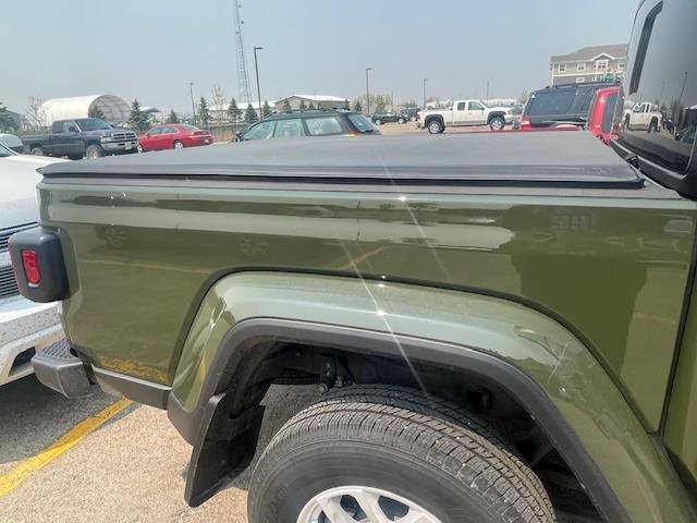 Jeep Gladiator Gladiator Bed Tonneau IMG_3852 (1)