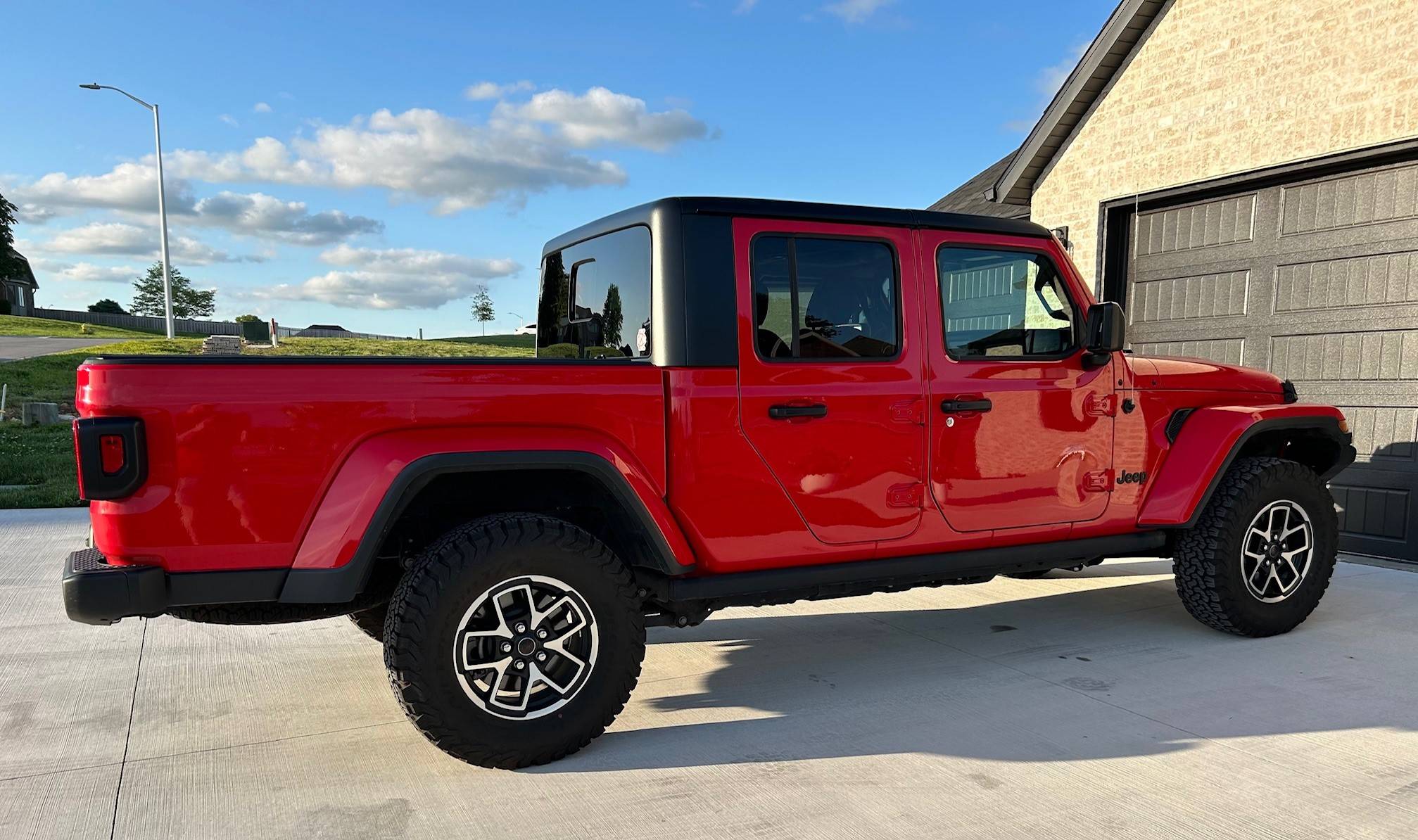 Jeep Gladiator SOLD! 2022 Jeep JT - ONLY 14k miles! Red w mods (ARB, BFG) - Springfield MO - $36000 2022 Jeep Gladiator Pic 3
