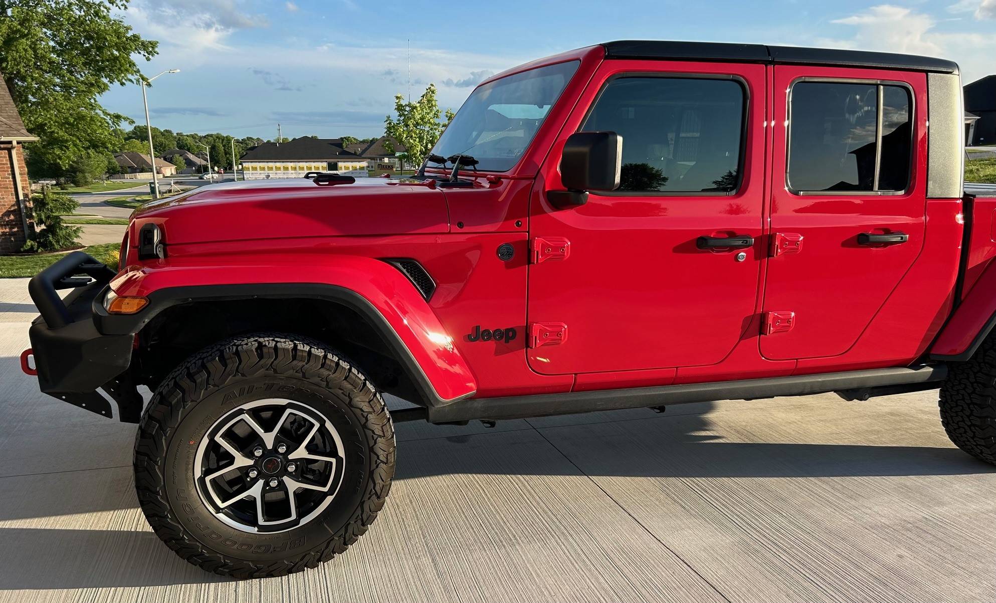 Jeep Gladiator SOLD! 2022 Jeep JT - ONLY 14k miles! Red w mods (ARB, BFG) - Springfield MO - $36000 2022 Jeep Gladiator Pic 6