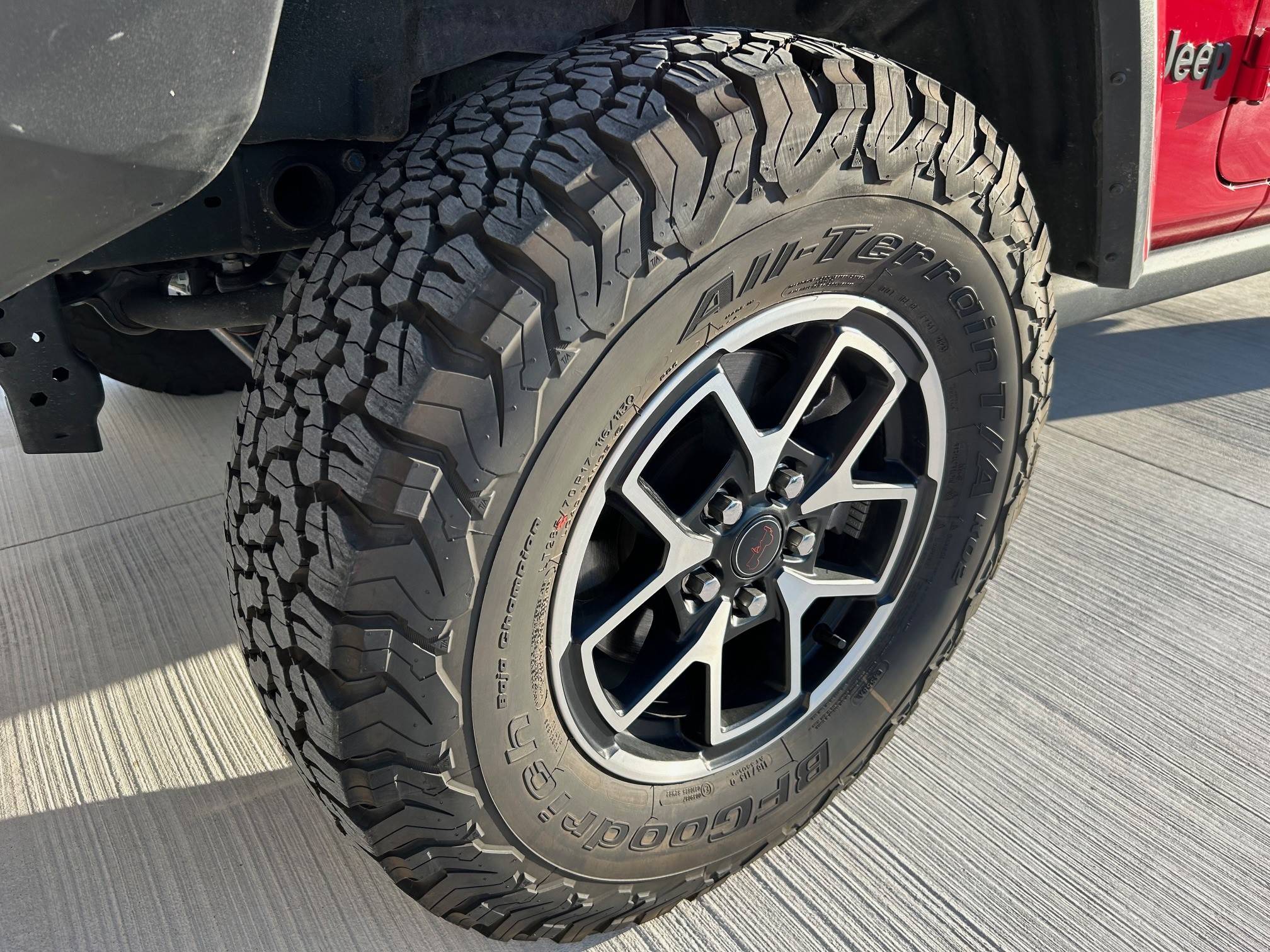 Jeep Gladiator SOLD! 2022 Jeep JT - ONLY 14k miles! Red w mods (ARB, BFG) - Springfield MO - $36000 2022 Jeep Gladiator Pic 11