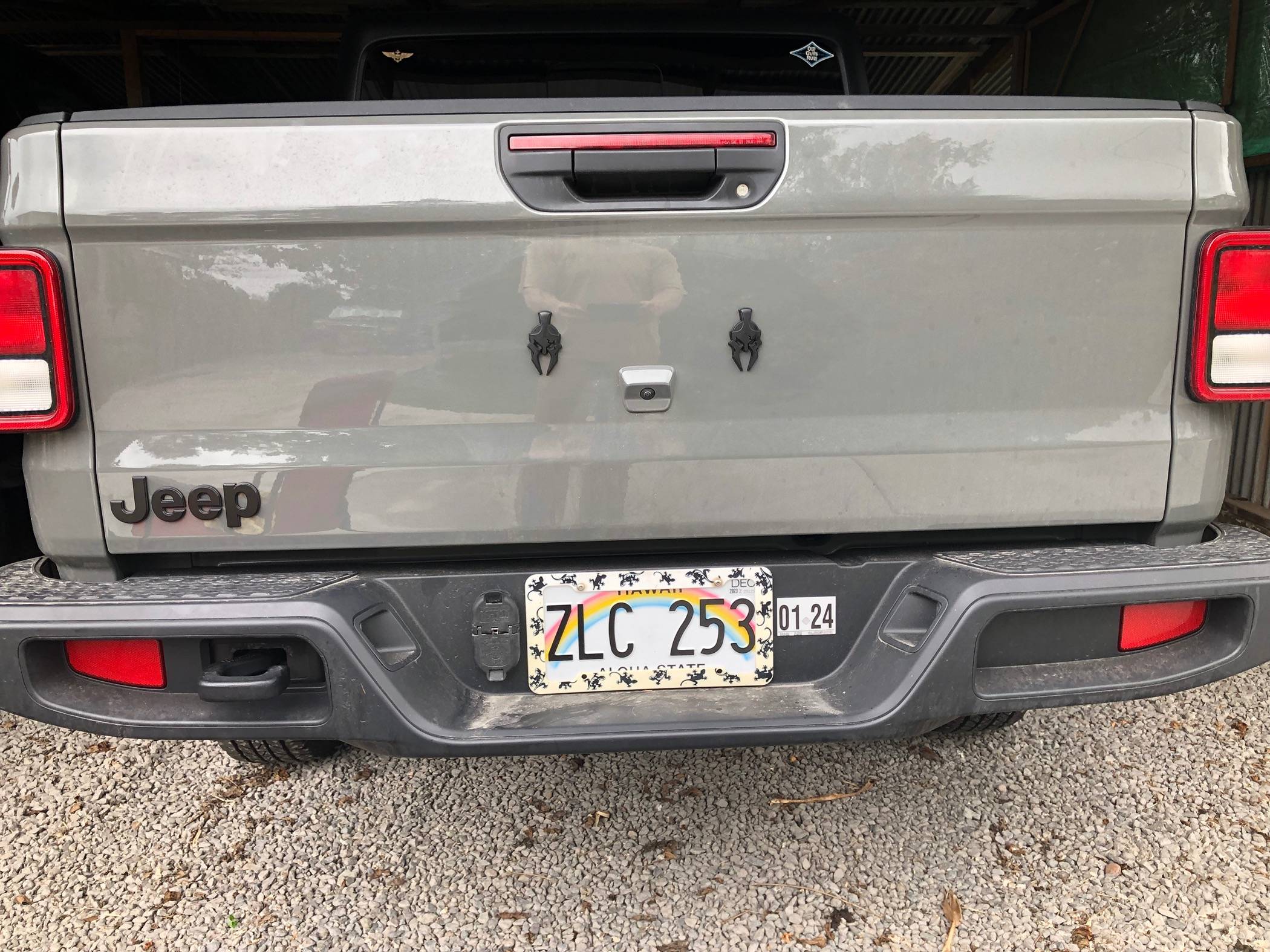 Jeep Gladiator J E E P tailigate lettering removed / dimensions? Jeep Tailgate heads