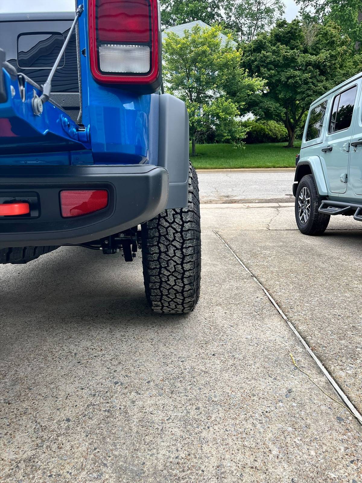 Jeep Gladiator Method Racing 317 and Wildpeak AT4W OM_1716155747497