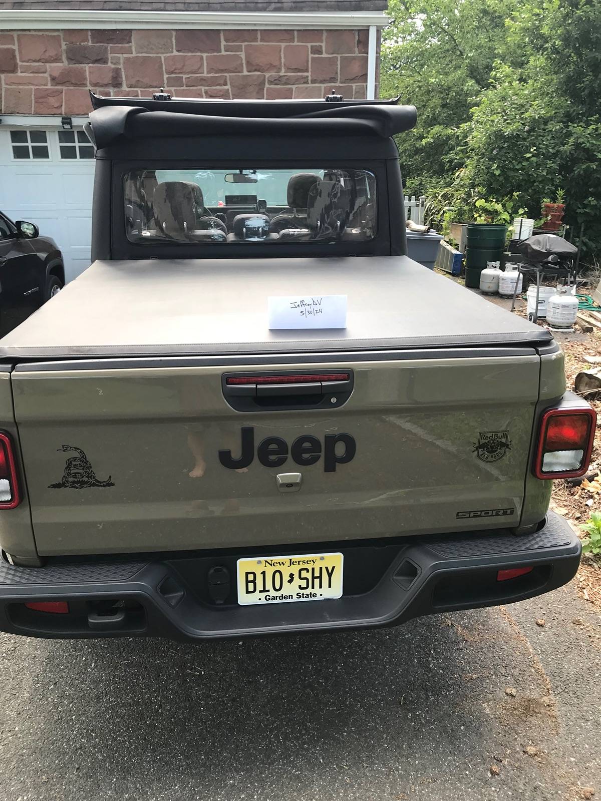 Jeep Gladiator Tyger Tri-fold Tonneau Cover IMG_2113