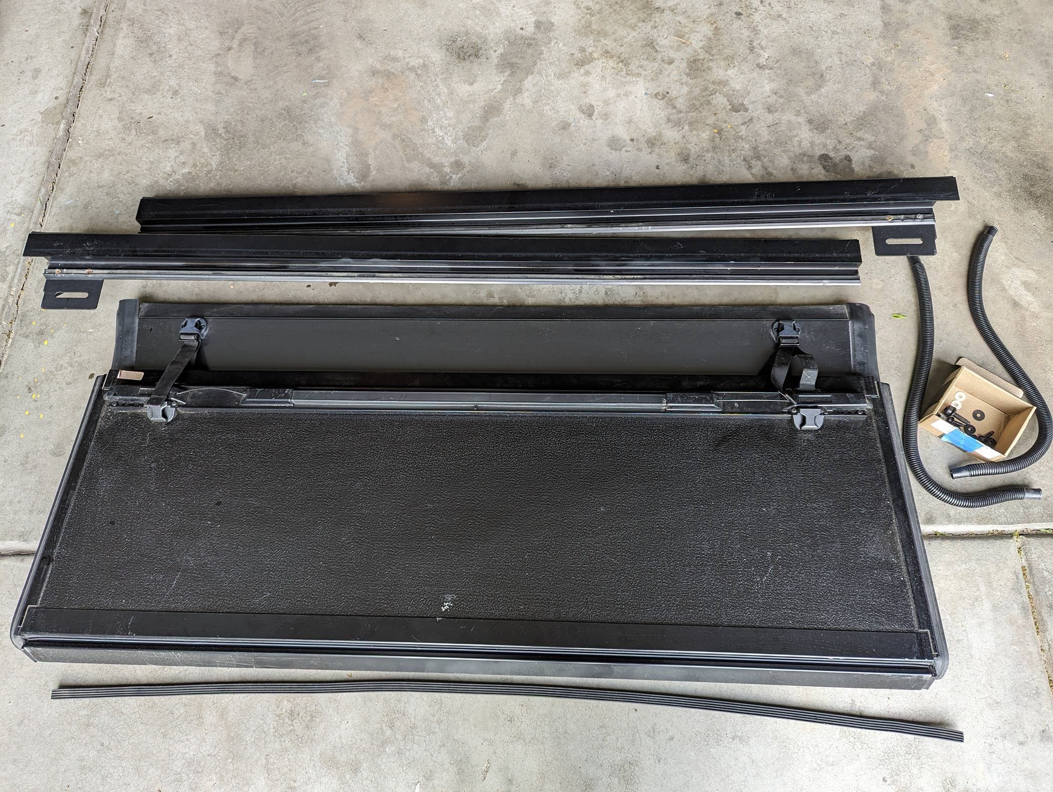 Jeep Gladiator Mopar Hard Tri-Fold Tonneau Cover - $500 PXL_20240602_223502793.MP