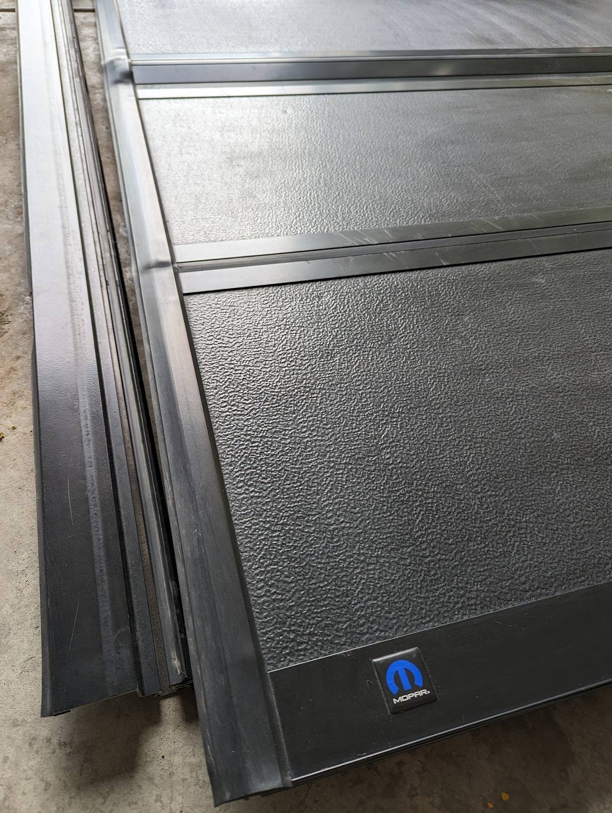 Jeep Gladiator Mopar Hard Tri-Fold Tonneau Cover - $500 PXL_20240602_224007403.MP