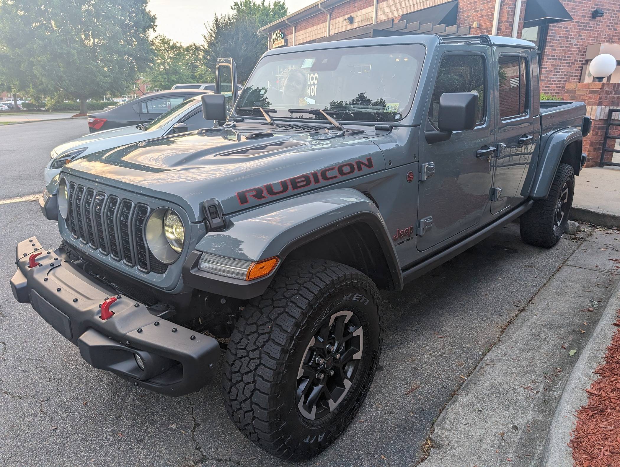 Jeep Gladiator 2024 Waiting Room PXL_20240529_234425739