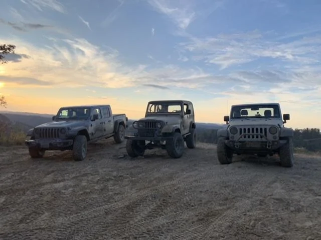 Jeep Gladiator Jeeps Parking Next To Jeeps CC9C7865-5EF7-4859-B7CD-C1FE58A9E03E