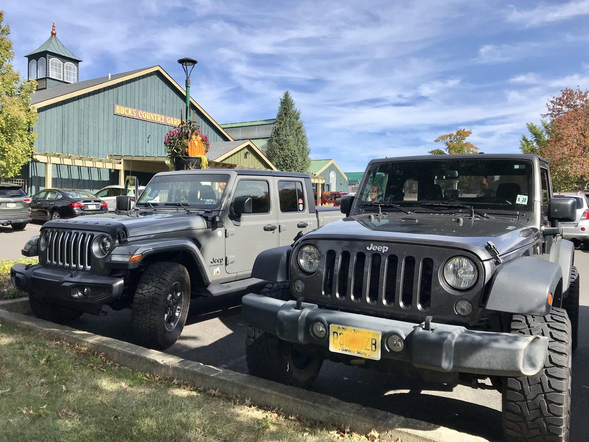 Jeep Gladiator Jeeps Parking Next To Jeeps FADC9E40-F5C8-4811-BA2F-7F2689D65DFB