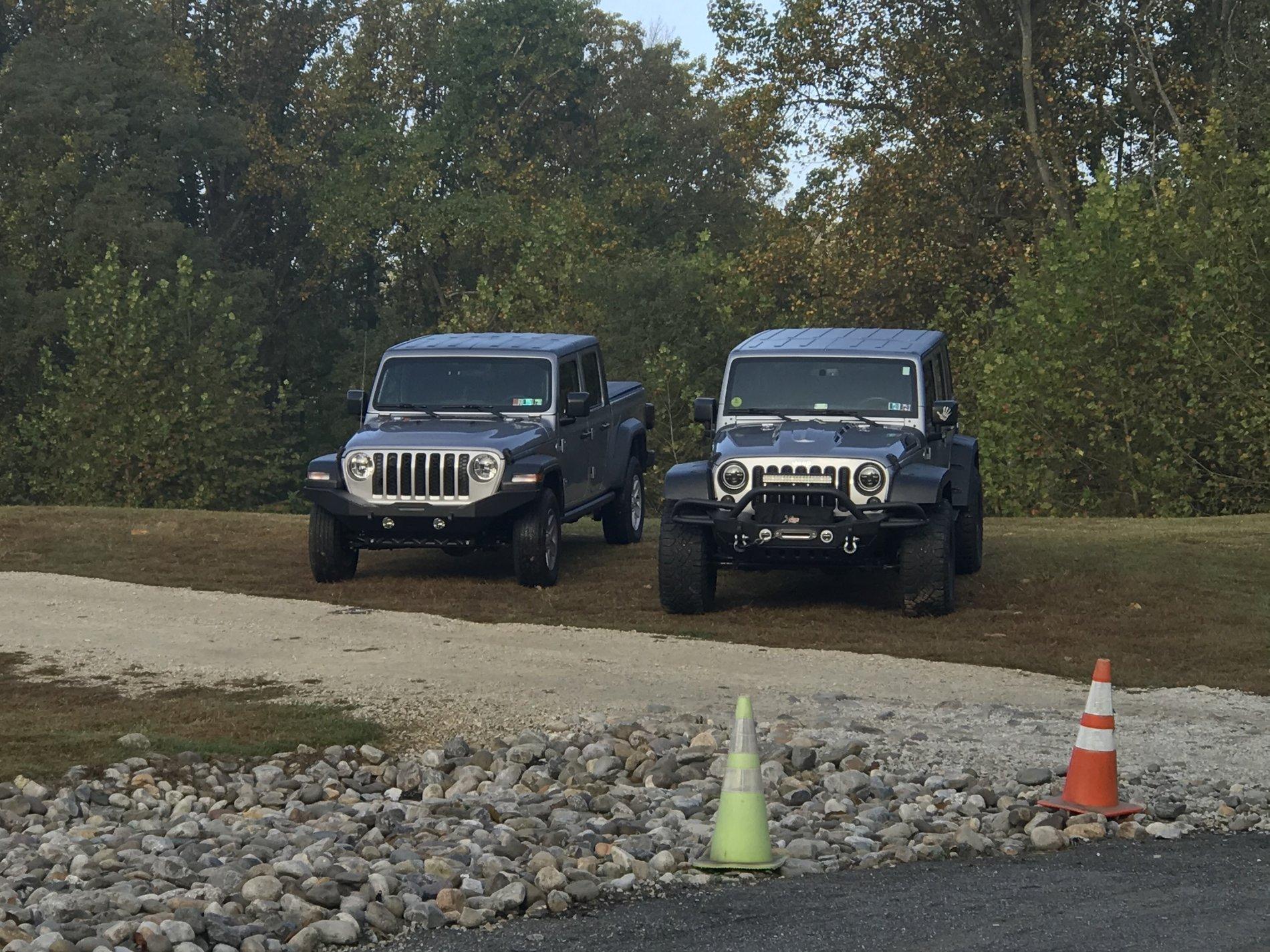 Jeep Gladiator Jeeps Parking Next To Jeeps 9DD4AD8A-5989-4E57-9BB2-1D17CC2DDBDD