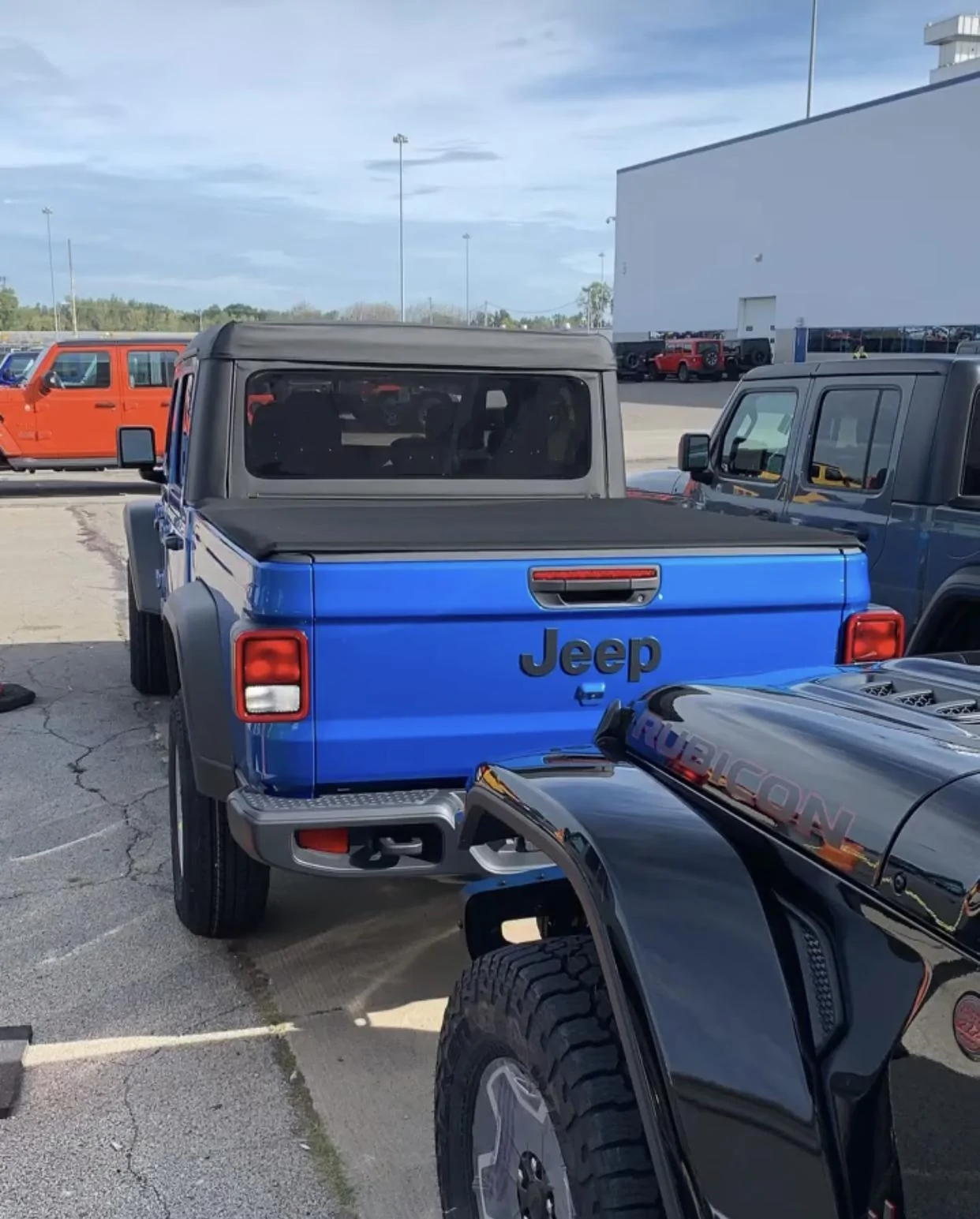 Jeep Gladiator HYDRO BLUE PEARL Gladiator JT Club 5F6B2D19-78A6-4BB8-BE43-8A30414B8621