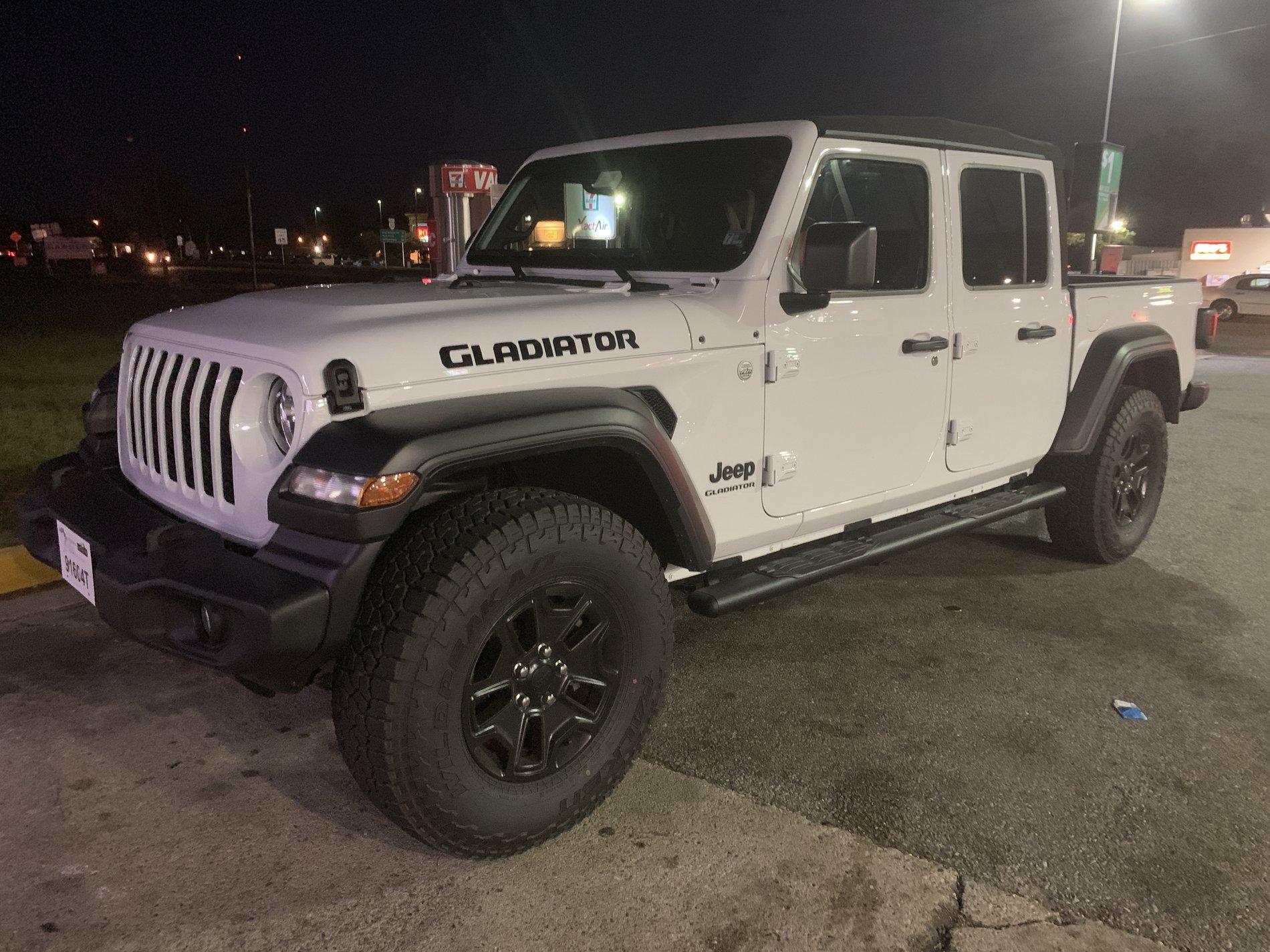 Jeep Gladiator bigger tires on unlifted Sport S E59D3286-E80C-4979-939E-338695DDA003