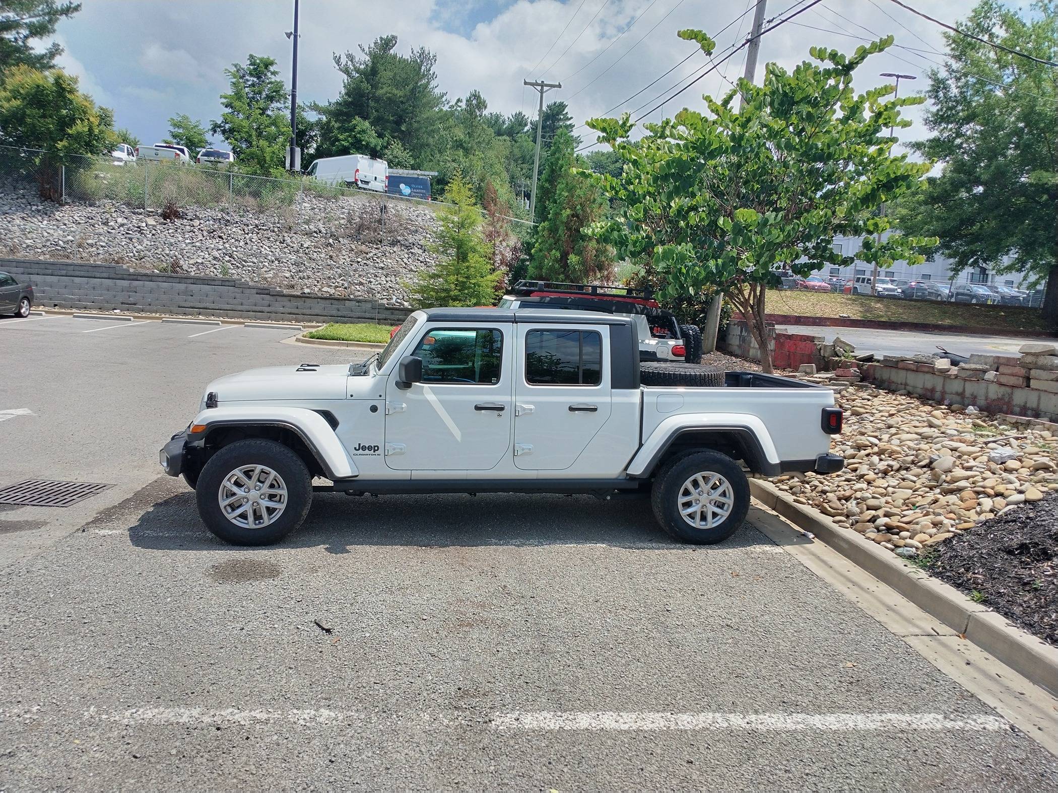Jeep Gladiator No lift yet, 315/70r17 on Max Tow IMG_20240606_144316