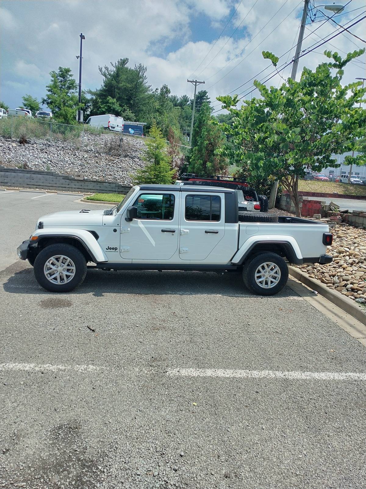 Jeep Gladiator No lift yet, 315/70r17 on Max Tow IMG_20240606_144308