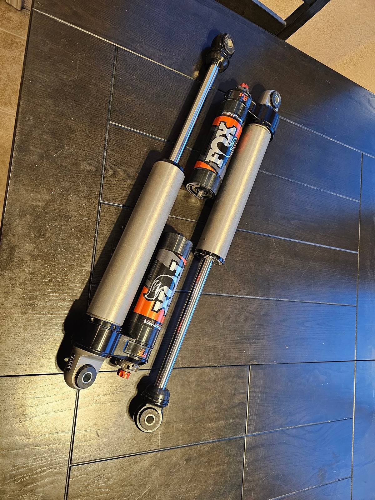 Jeep Gladiator ($1000 o.b.o) Fox 2.5 Series 2-3" Lift Rear Piggyback Reservoir Shocks 1000019879