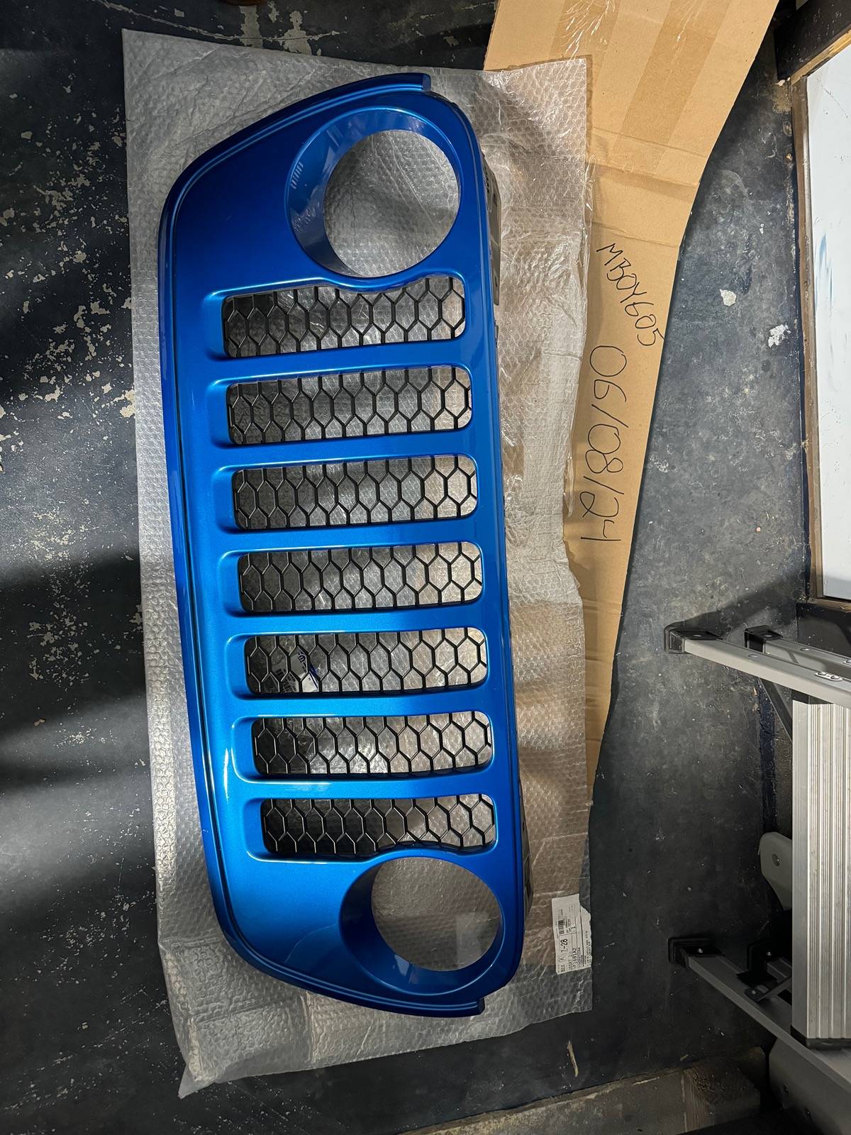 Jeep Gladiator 2021 Grille in Hydroblue IMG_2845