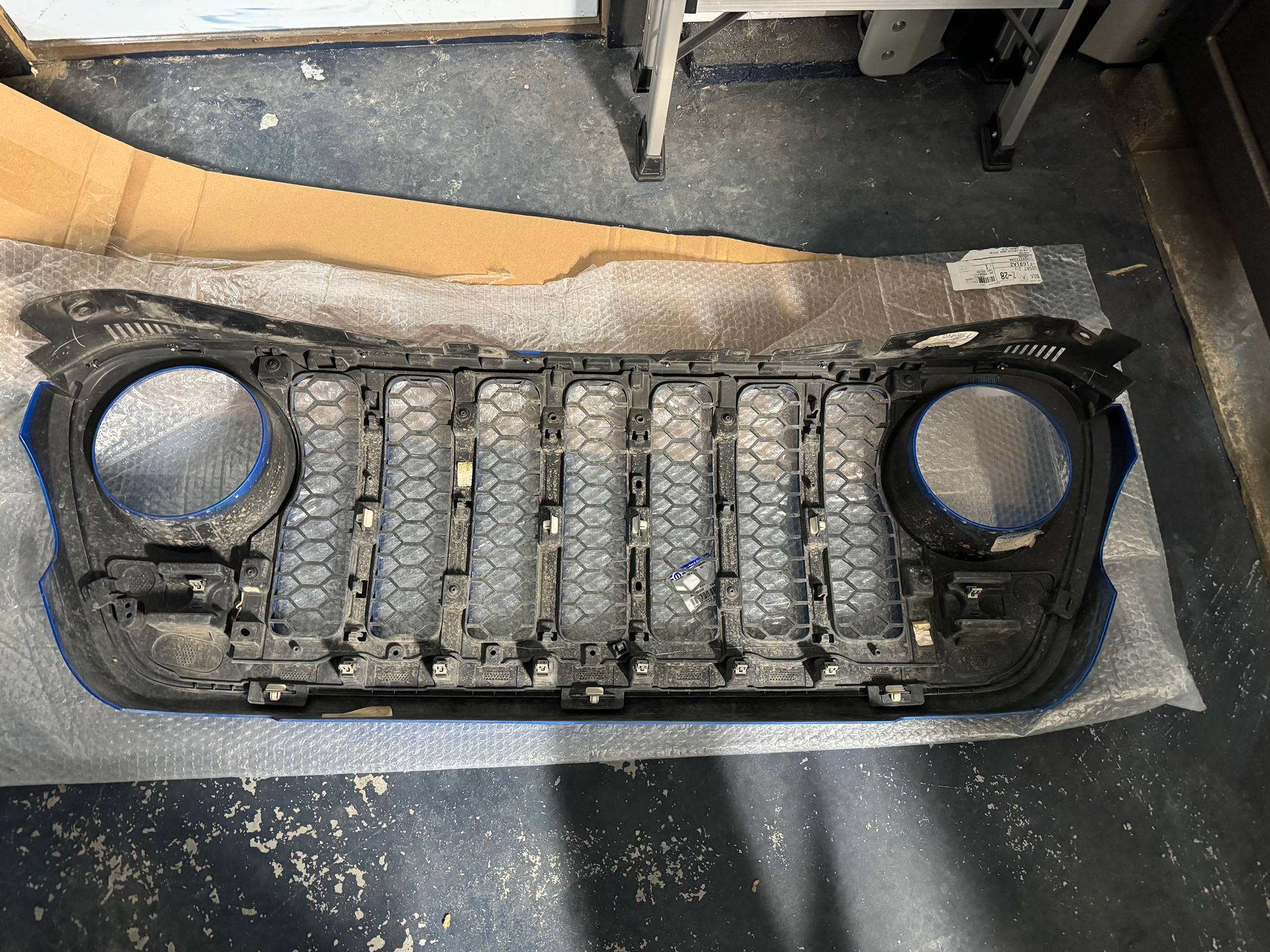 Jeep Gladiator 2021 Grille in Hydroblue IMG_2844