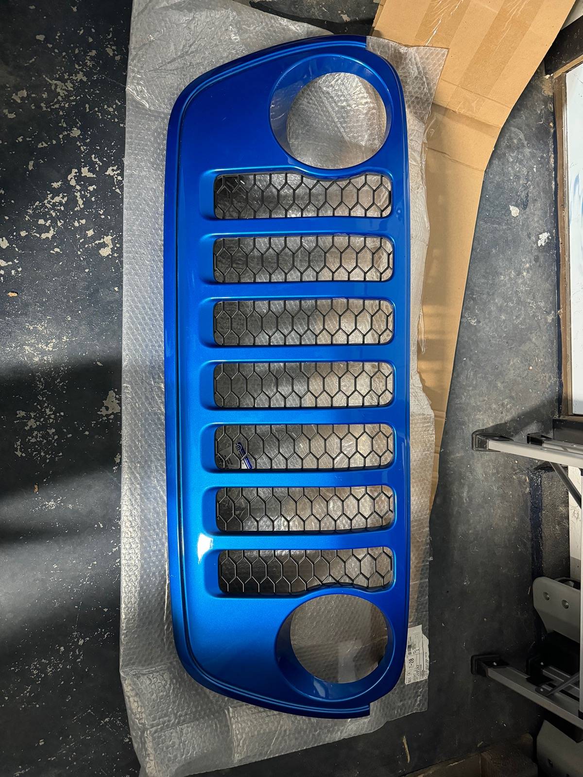 Jeep Gladiator 2021 Grille in Hydroblue IMG_2842