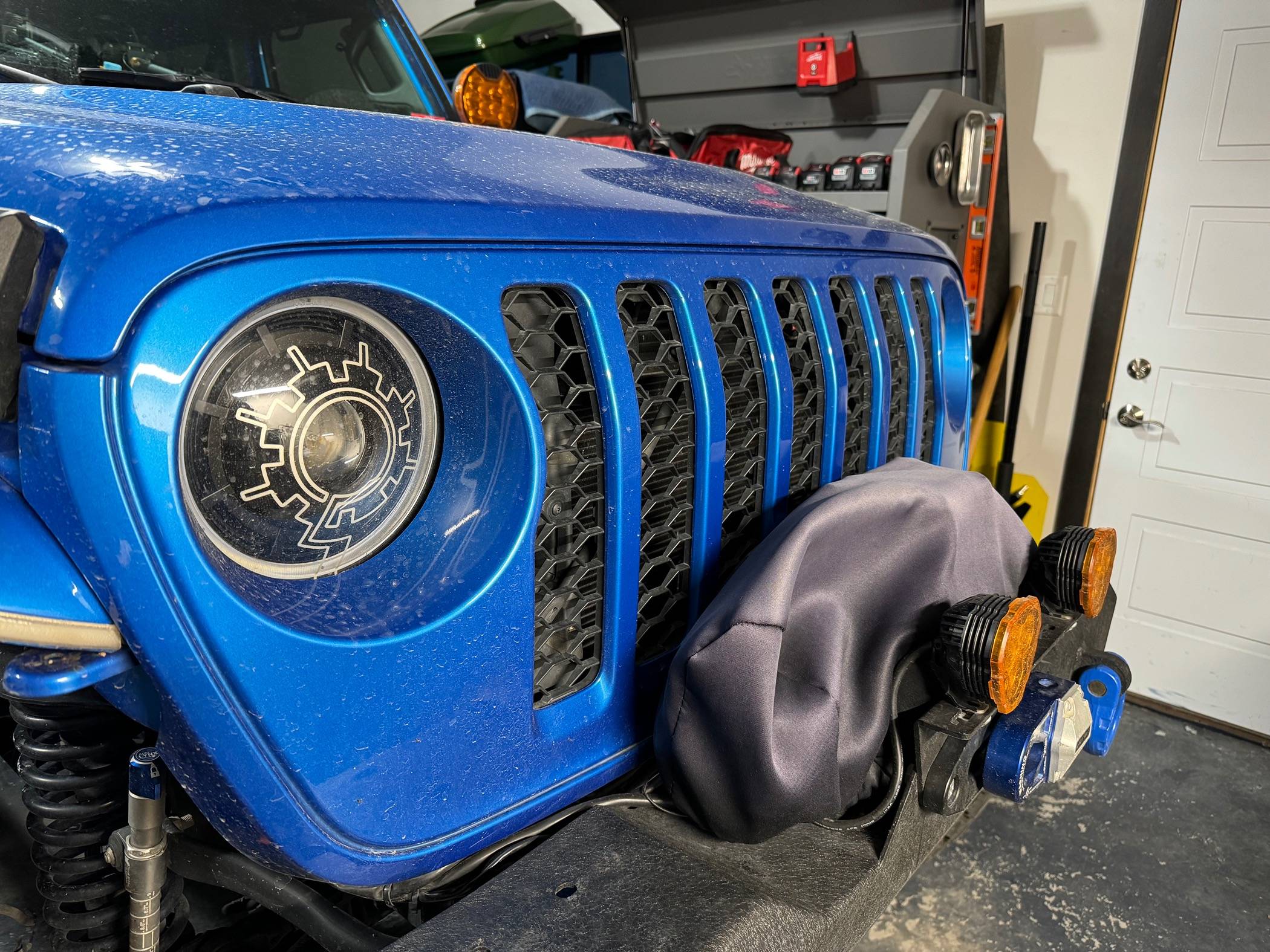 Jeep Gladiator 2021 Grille in Hydroblue IMG_2840