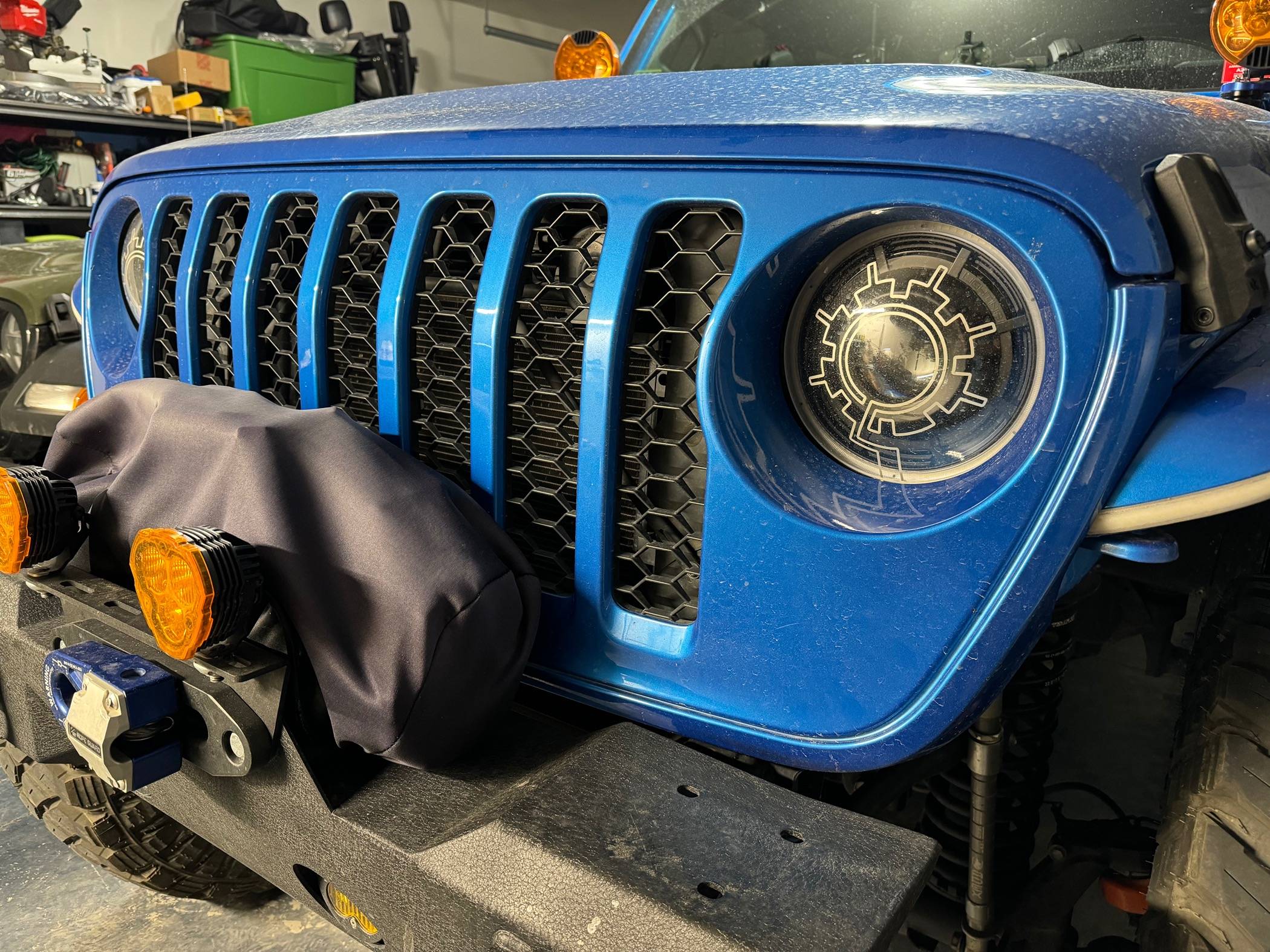 Jeep Gladiator 2021 Grille in Hydroblue IMG_2841