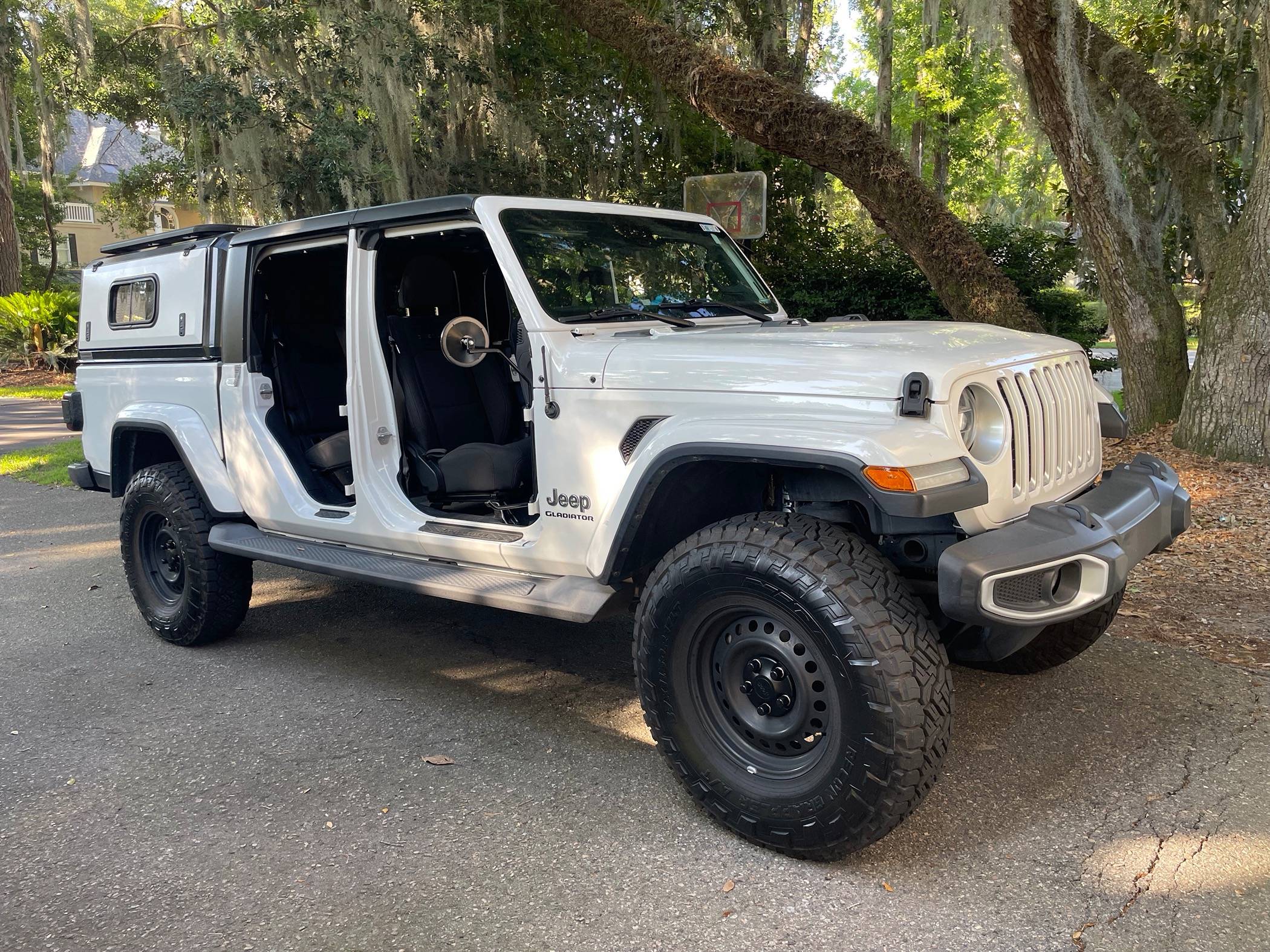 Jeep Gladiator Any pics of topless and/or doorless JTs with a bed topper equipped? IMG_6922