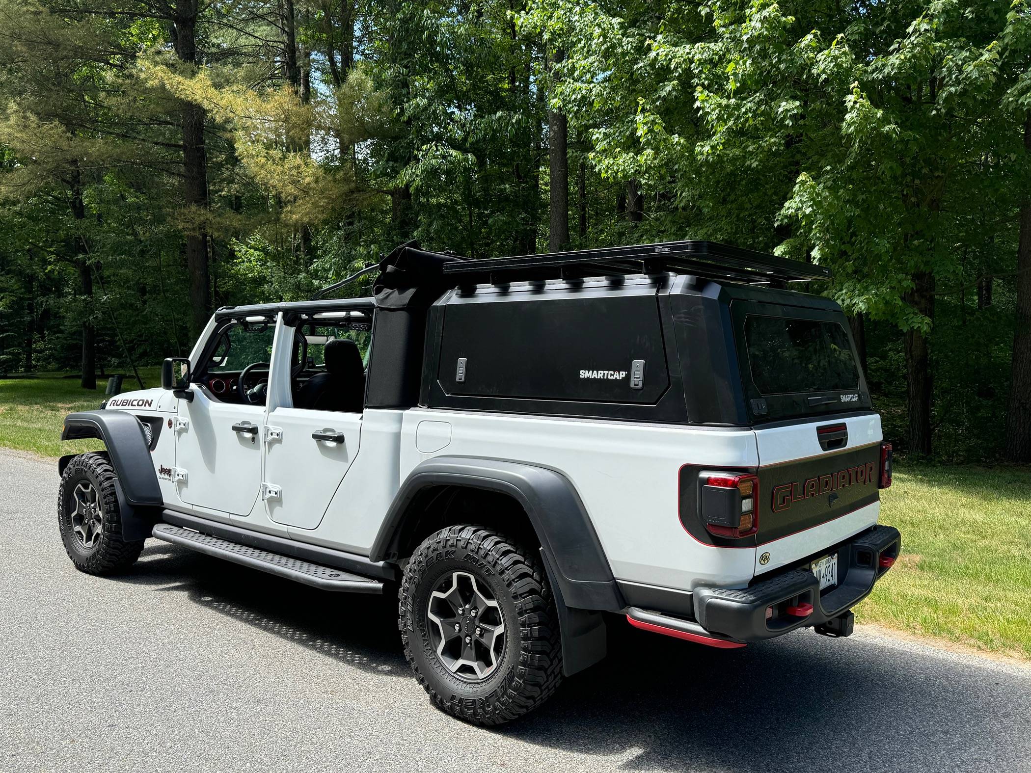 Jeep Gladiator Any pics of topless and/or doorless JTs with a bed topper equipped? IMG_8118