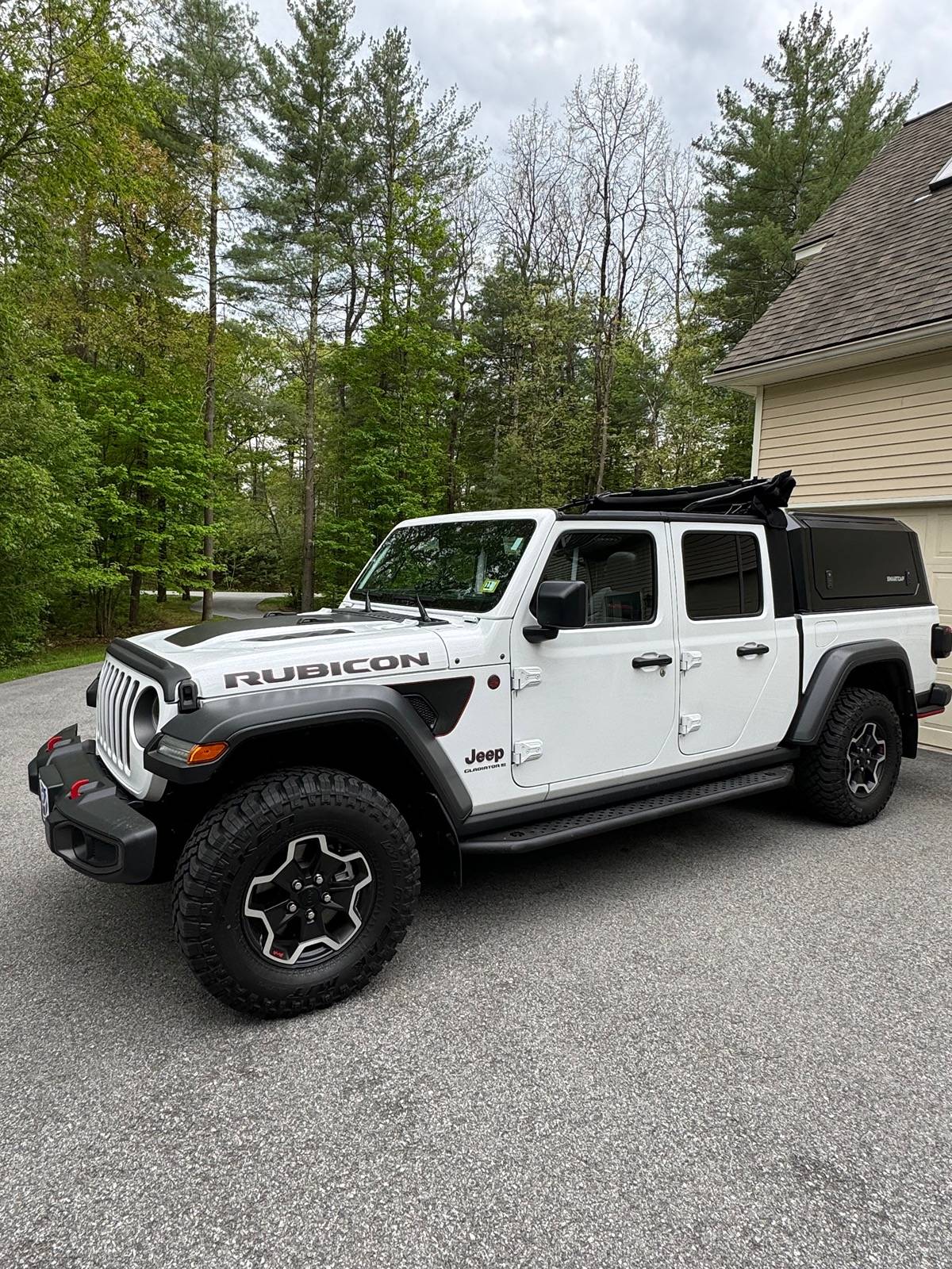 Jeep Gladiator Any pics of topless and/or doorless JTs with a bed topper equipped? IMG_7959
