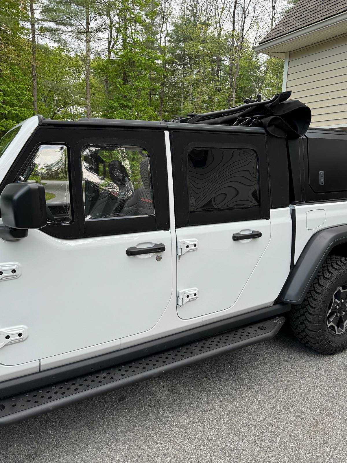 Jeep Gladiator Any pics of topless and/or doorless JTs with a bed topper equipped? IMG_7968