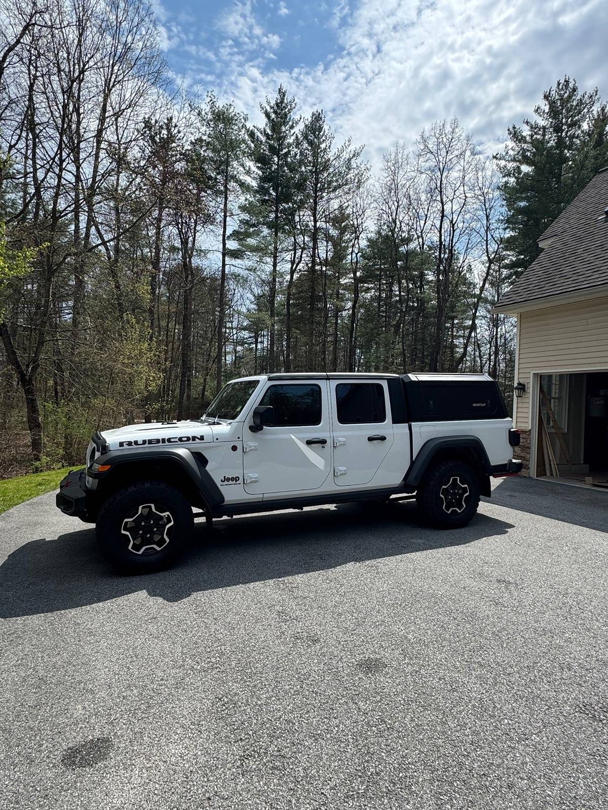 Jeep Gladiator Any pics of topless and/or doorless JTs with a bed topper equipped? IMG_7871