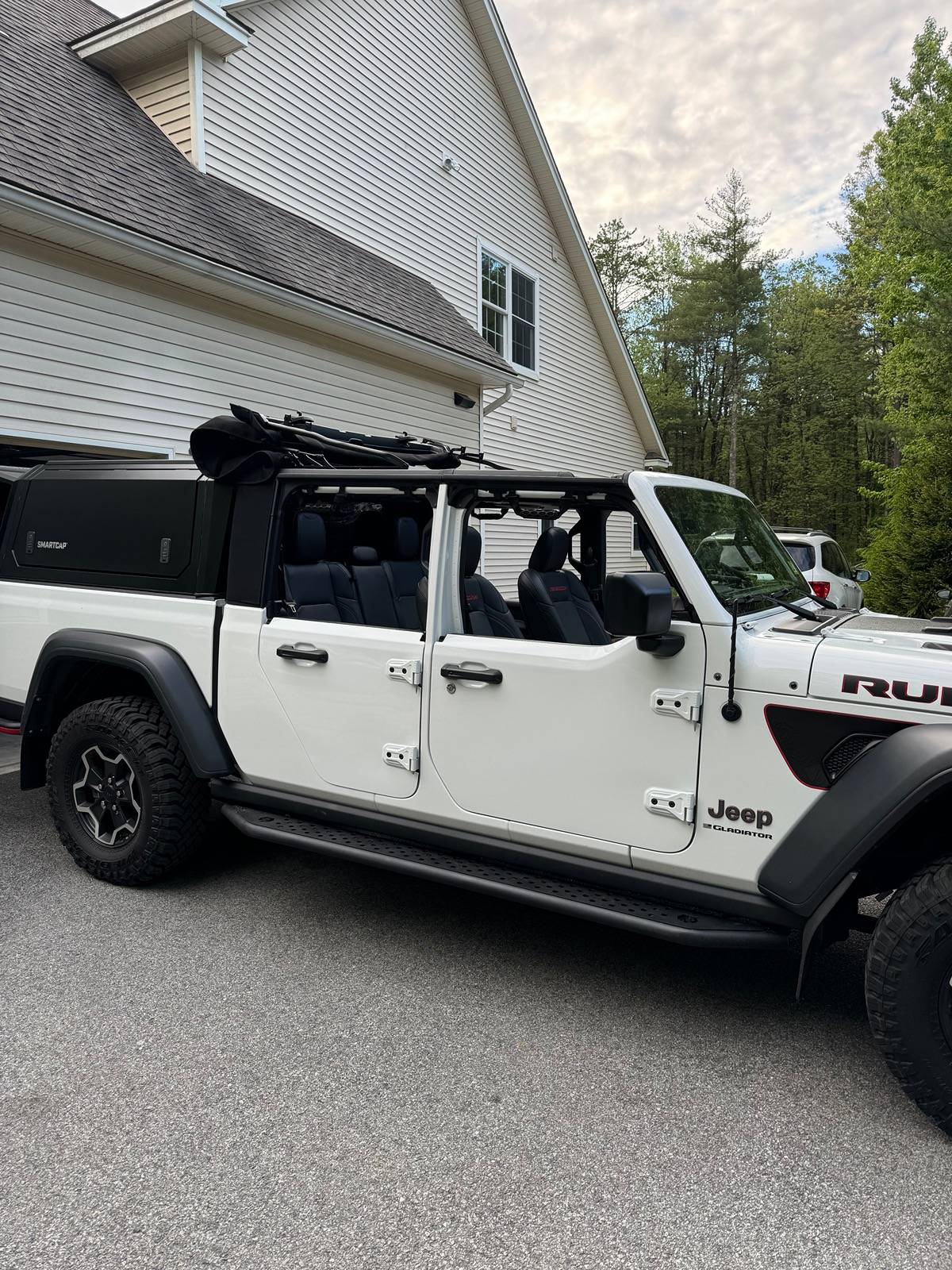 Jeep Gladiator Any pics of topless and/or doorless JTs with a bed topper equipped? IMG_7967