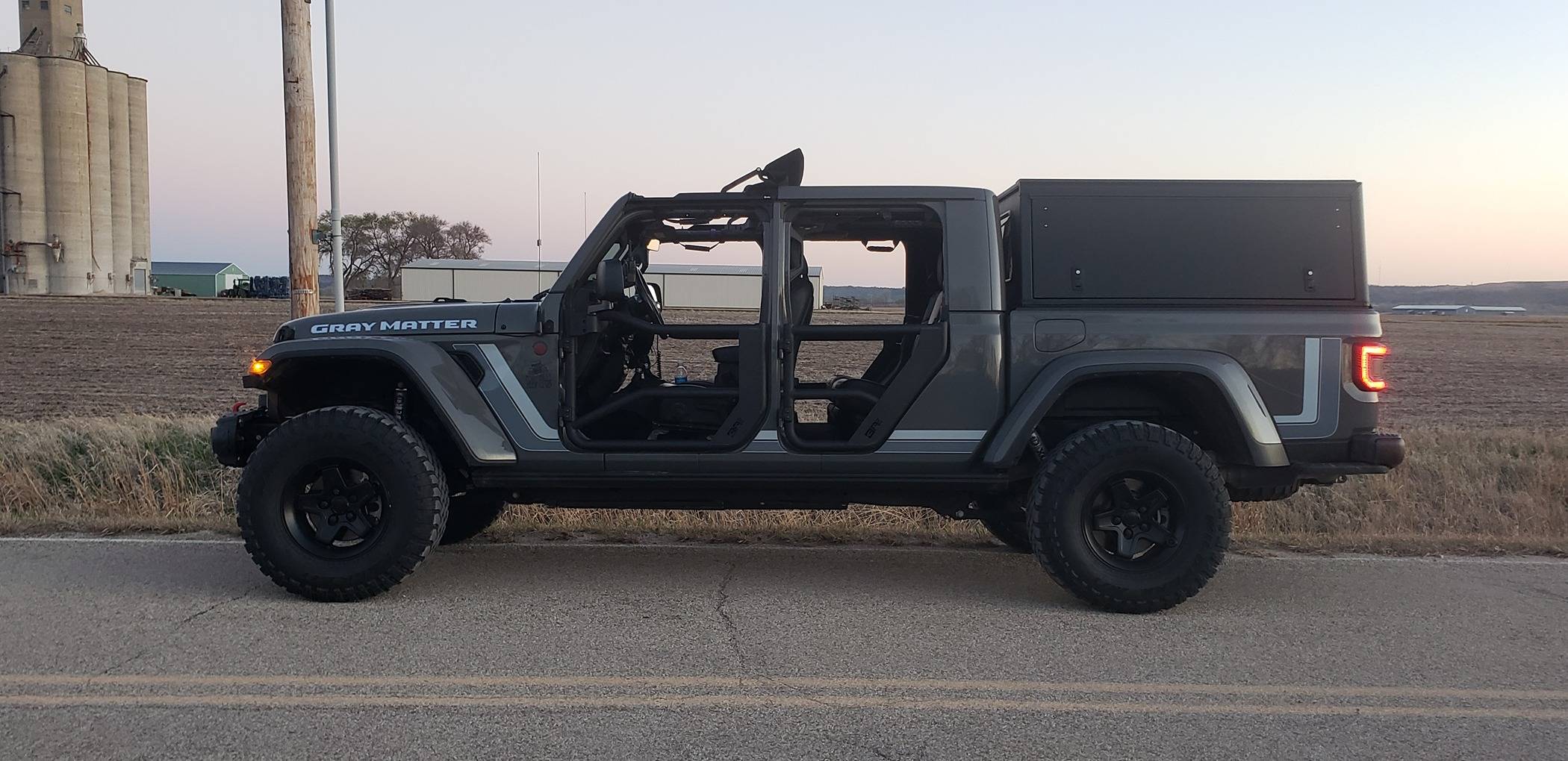 Jeep Gladiator Any pics of topless and/or doorless JTs with a bed topper equipped? 20230412_200738